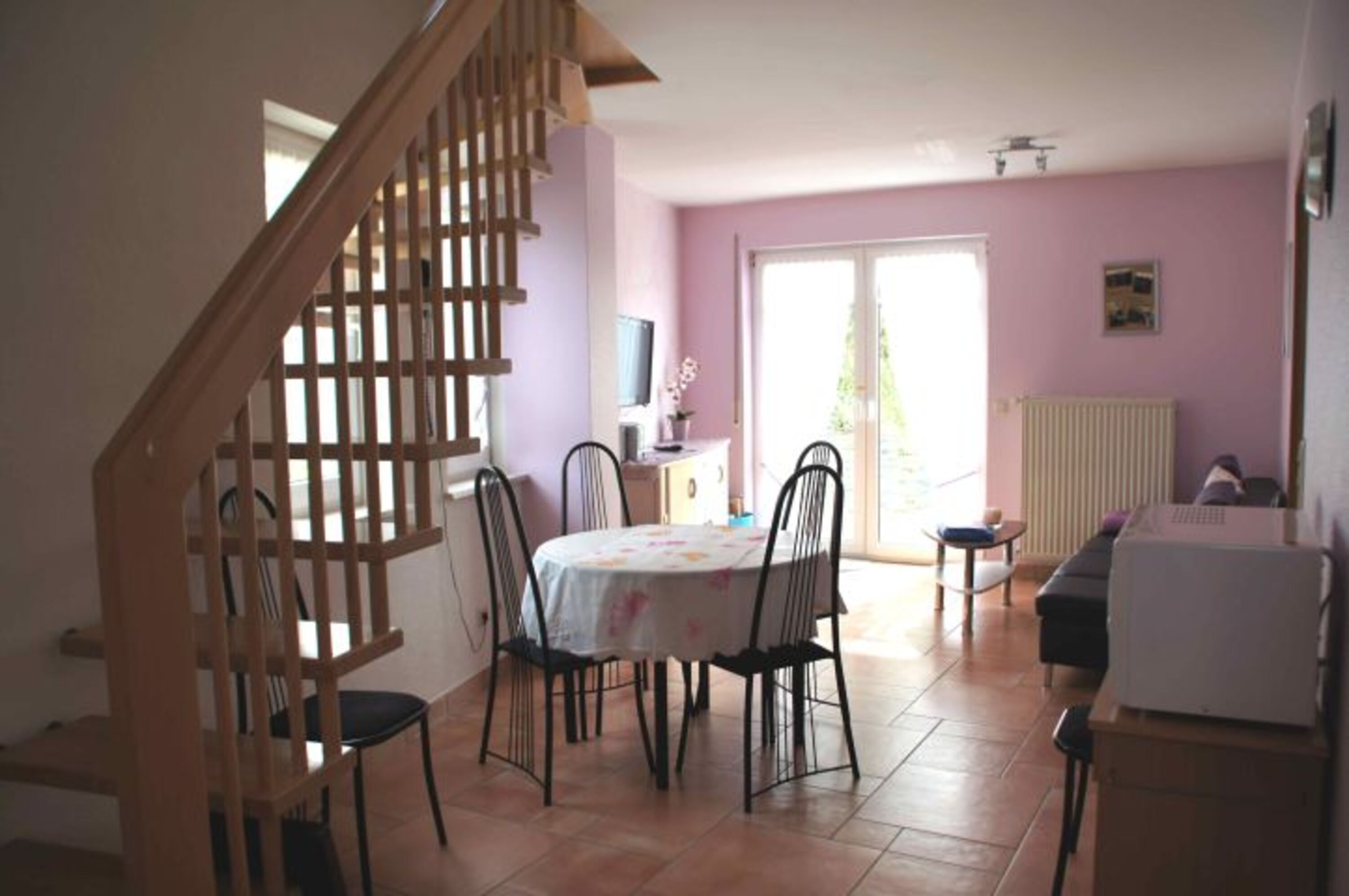 Wohnbereich mit Zugang zur Terrasse