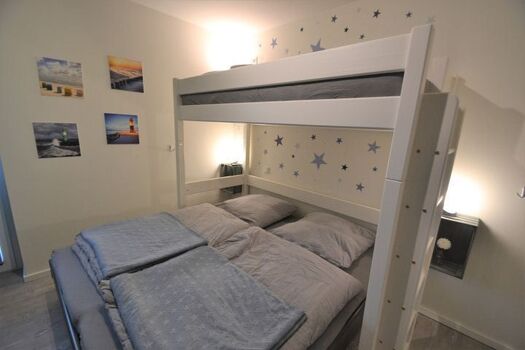 2. Schlafzimmer mit Doppelbett und Etagenbett
