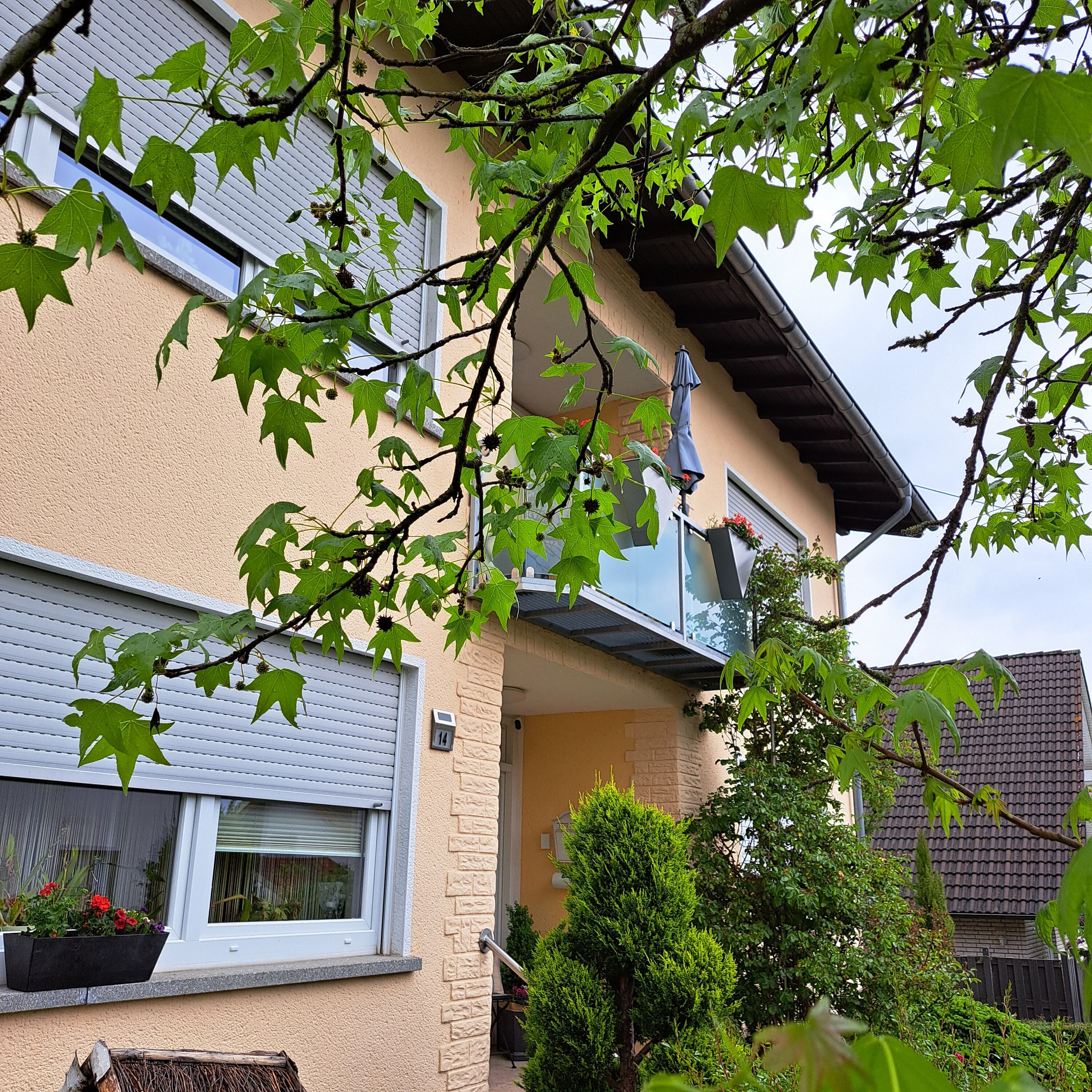 Kleiner, überdachter Außenbalkon