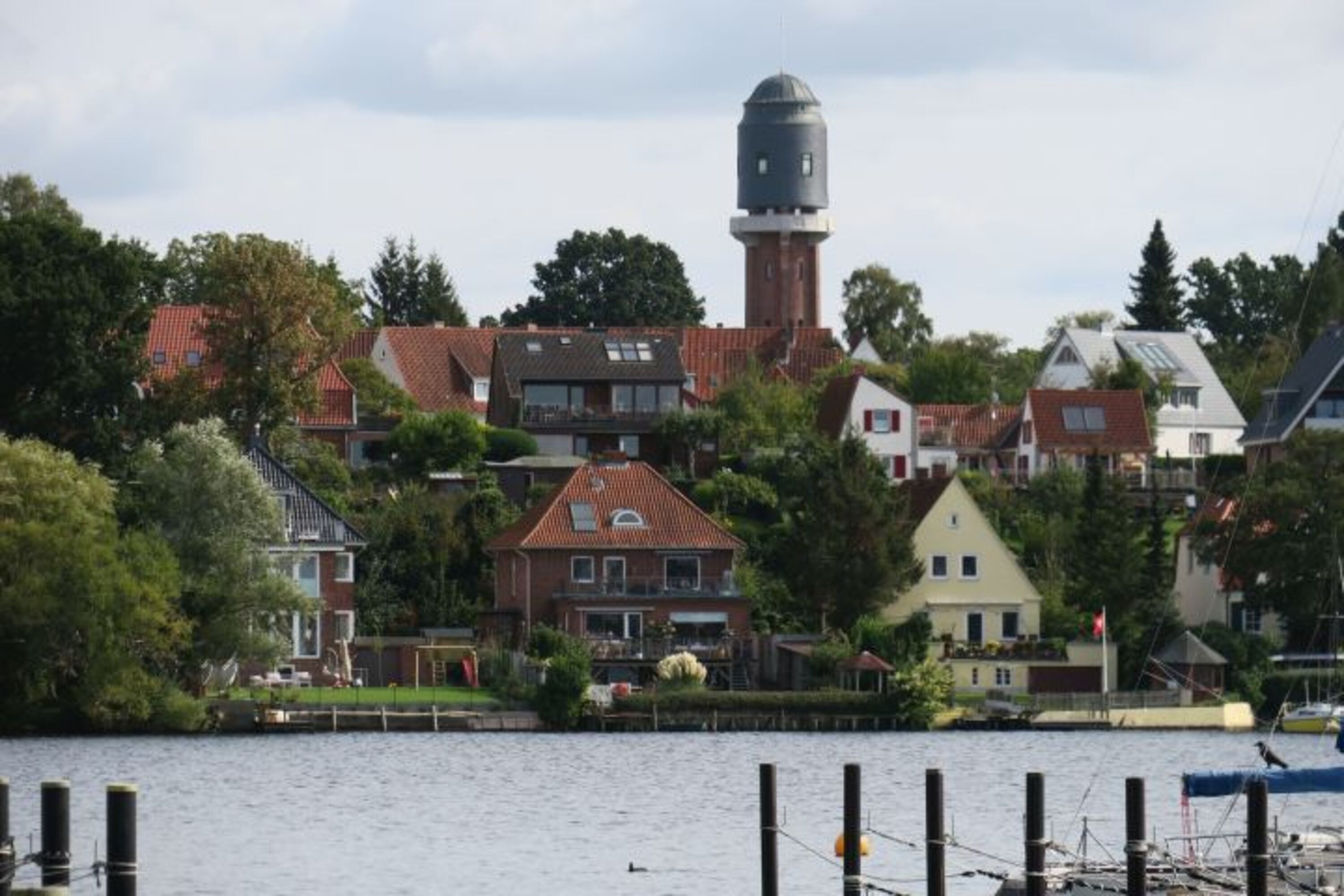 Ansicht vom Bahnhof über den See zum Turm