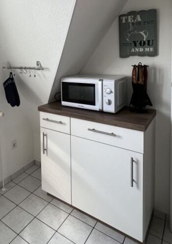 Küche Seite mit Müllschrank und Mikrowelle