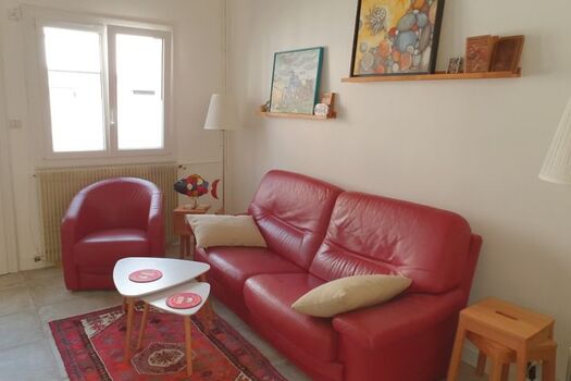 Wohnzimmer mit Ledersofa und zwei Clubsesseln