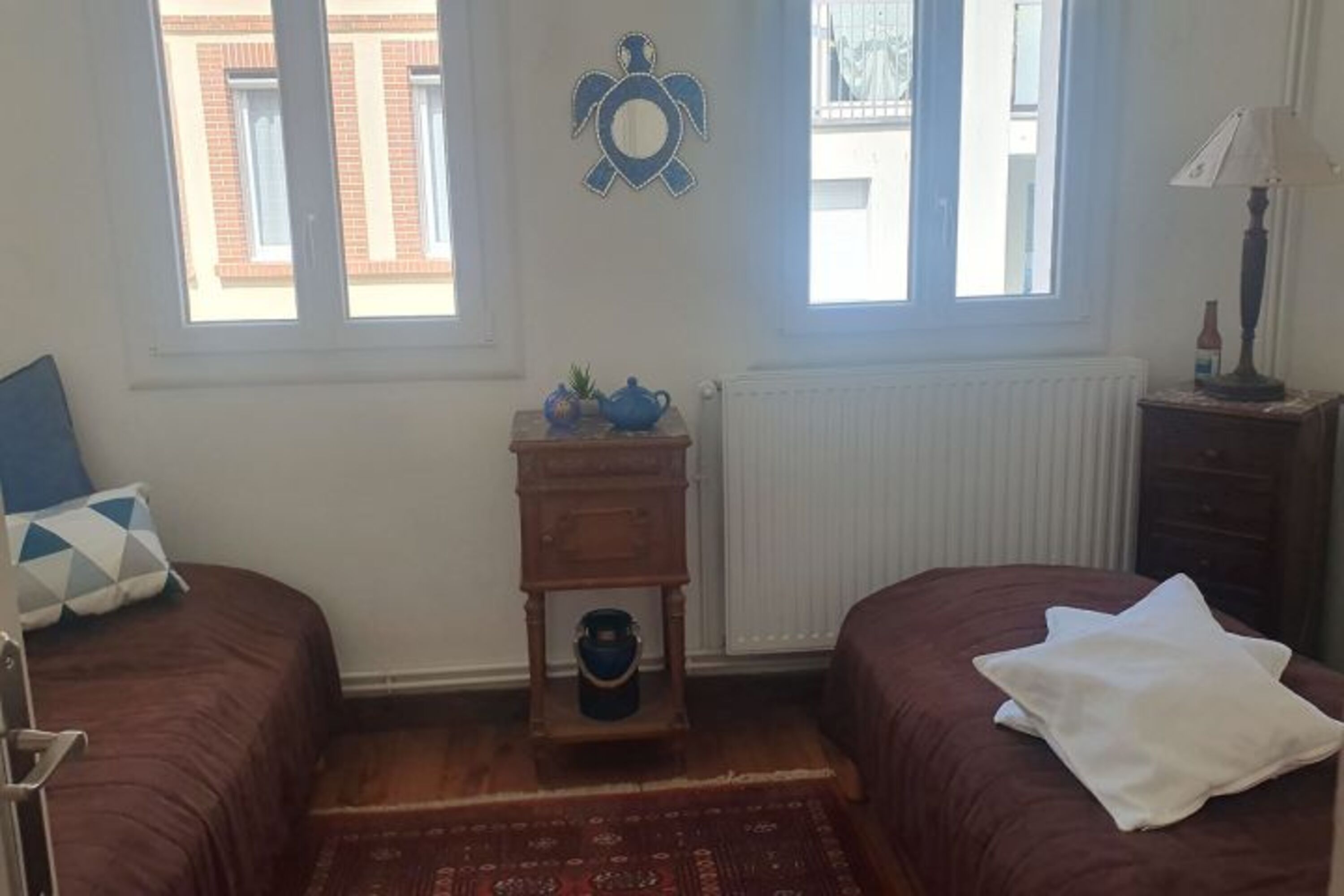 Chambre bleue. Gemütliches Schlafzimmer mit 2 Betten und stilvollen Details. Straßenseite