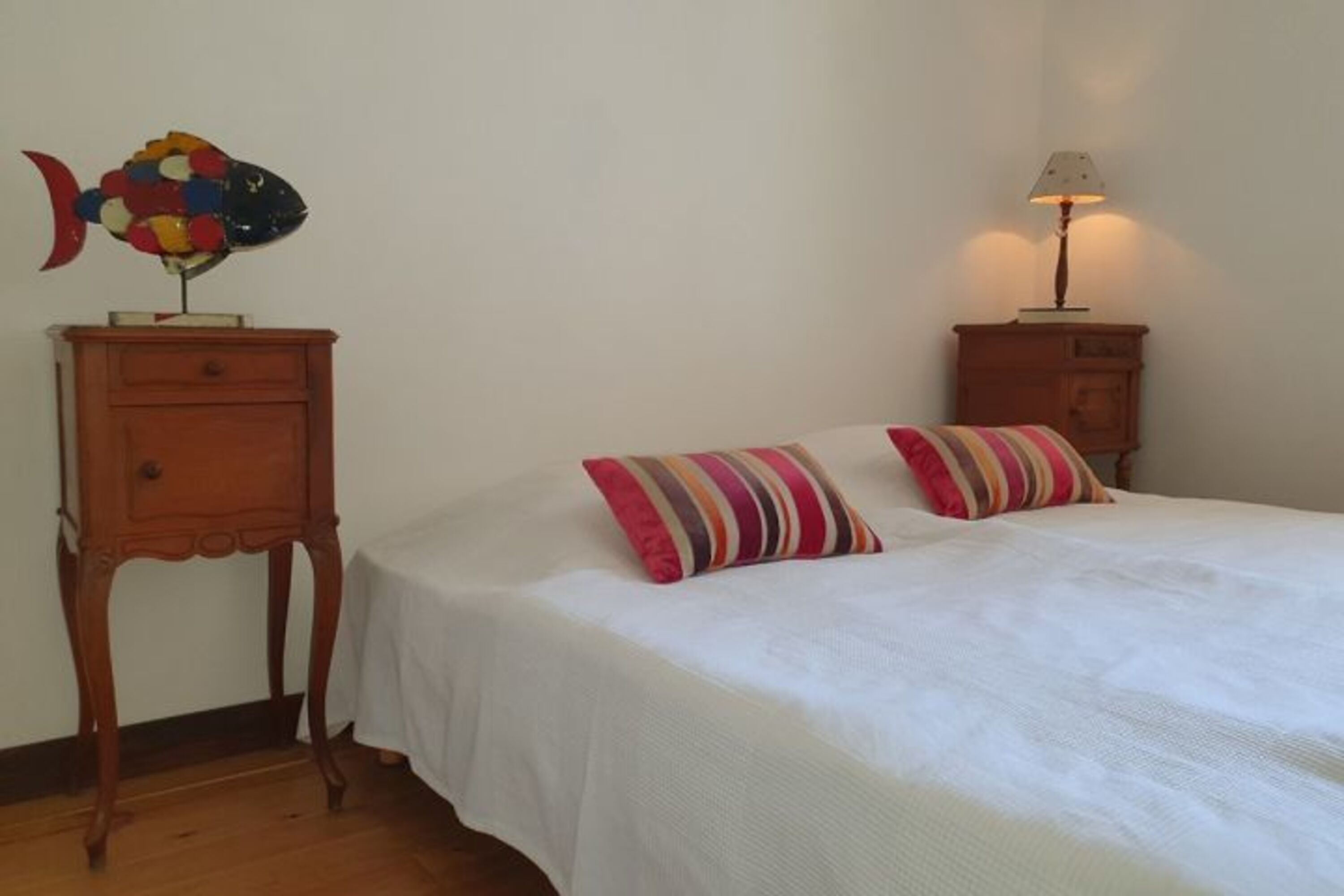 Chambre bordeaux. Großes Schlafzimmer mit Blick auf die Terrasse und den Innenhof.
