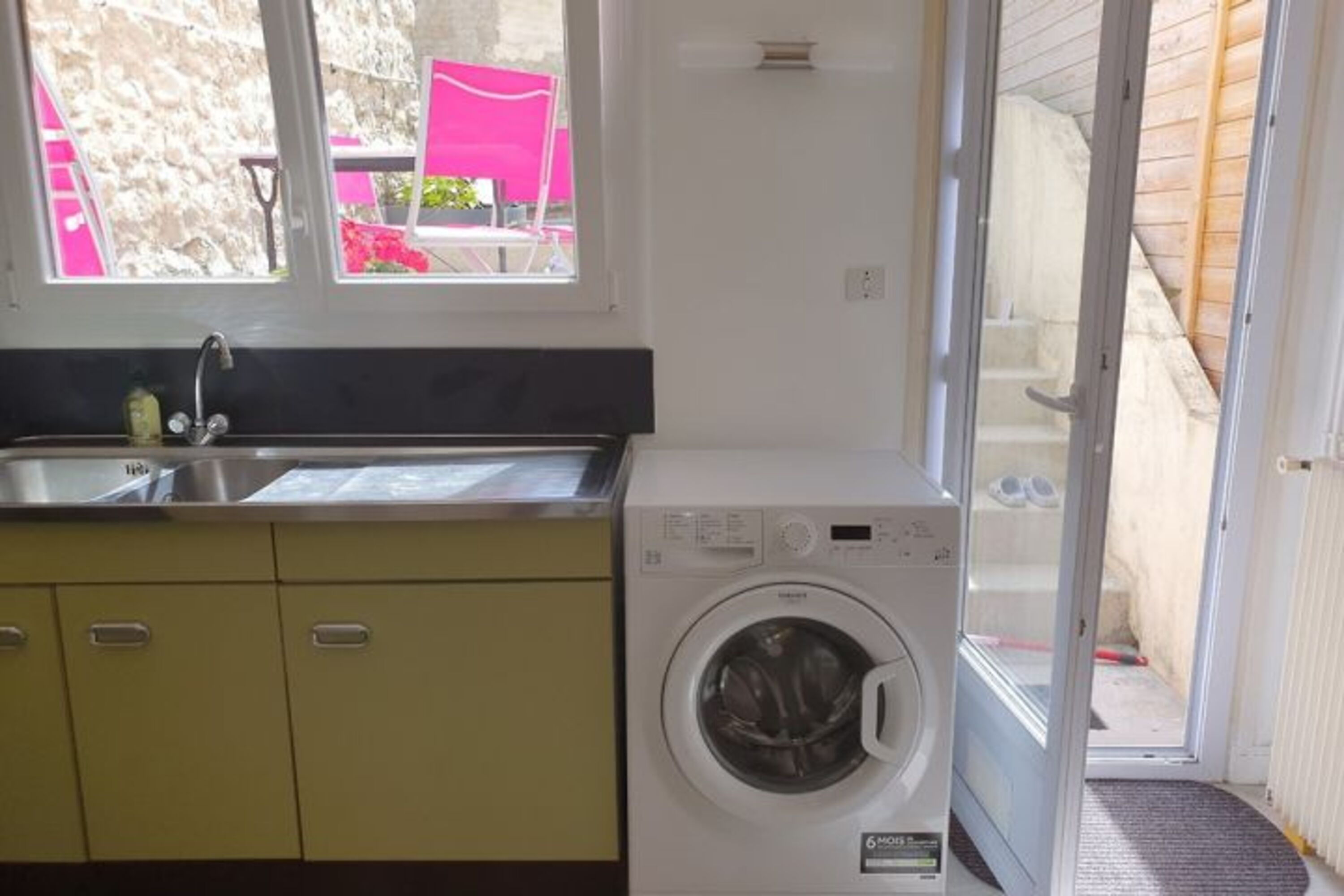 Küche mit Terrassentür - Service durch das Küchenfenster möglich. Genial!