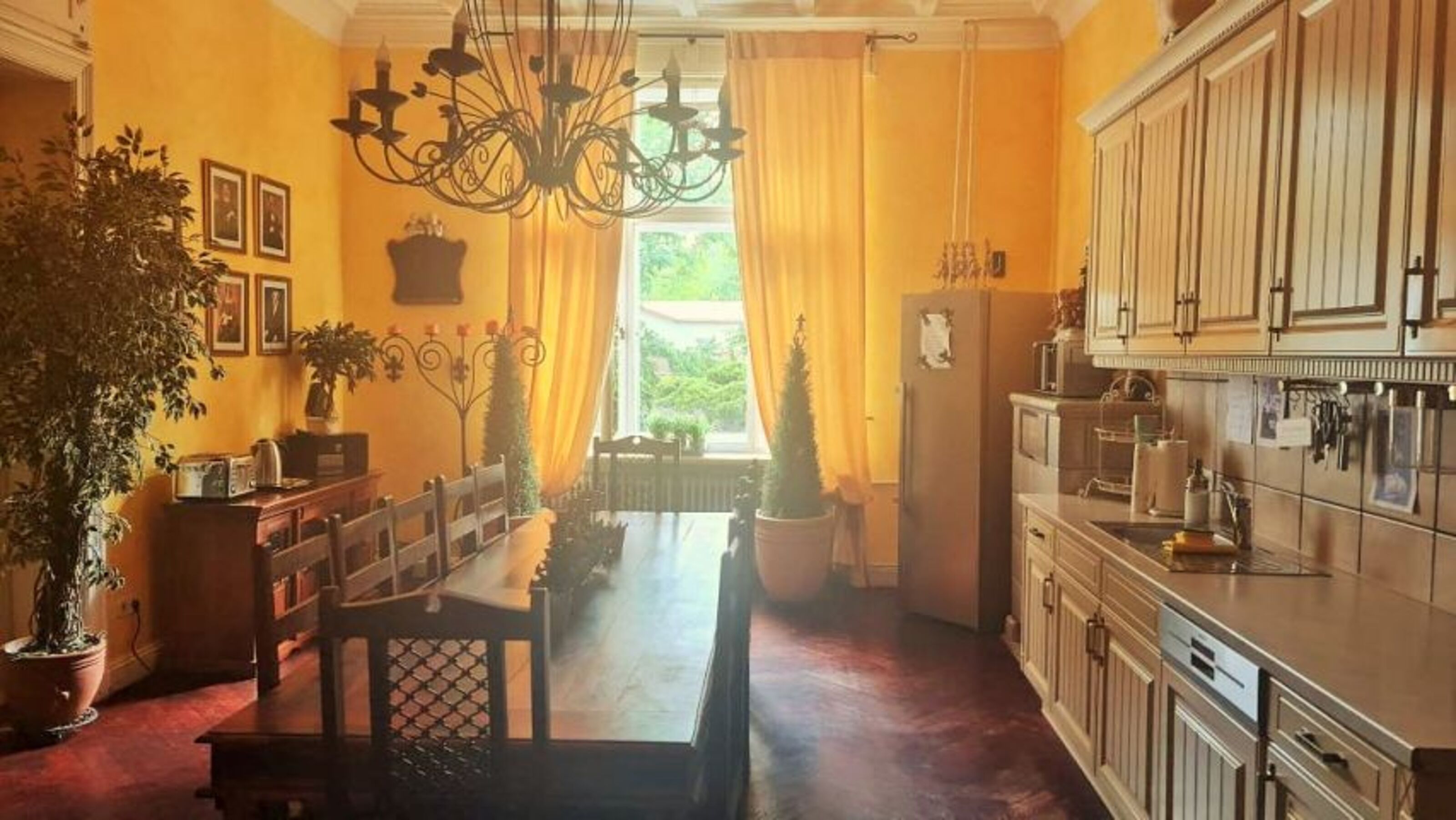 Landhausküche - Villa Casa Chabeli, Tisch - mit 12 Stühlen