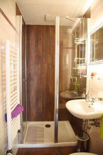 Bad mit Dusche und WC