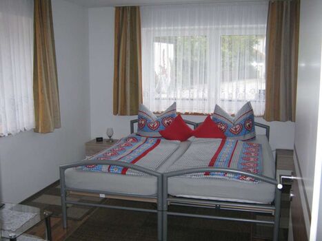 2-Bett-Zimmer mit Kleiderschrank ,TV 