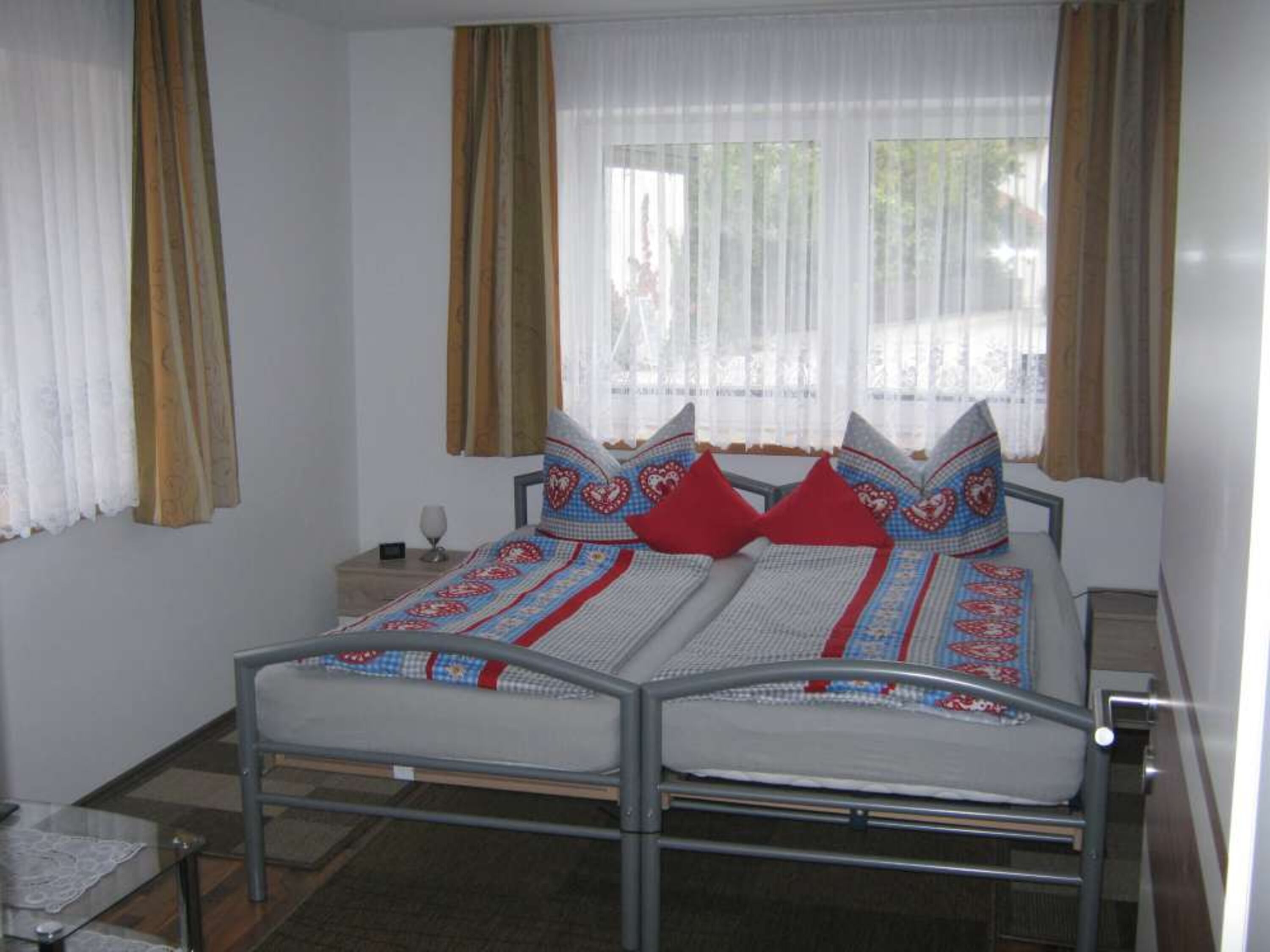 2-Bett-Zimmer mit Kleiderschrank ,TV 