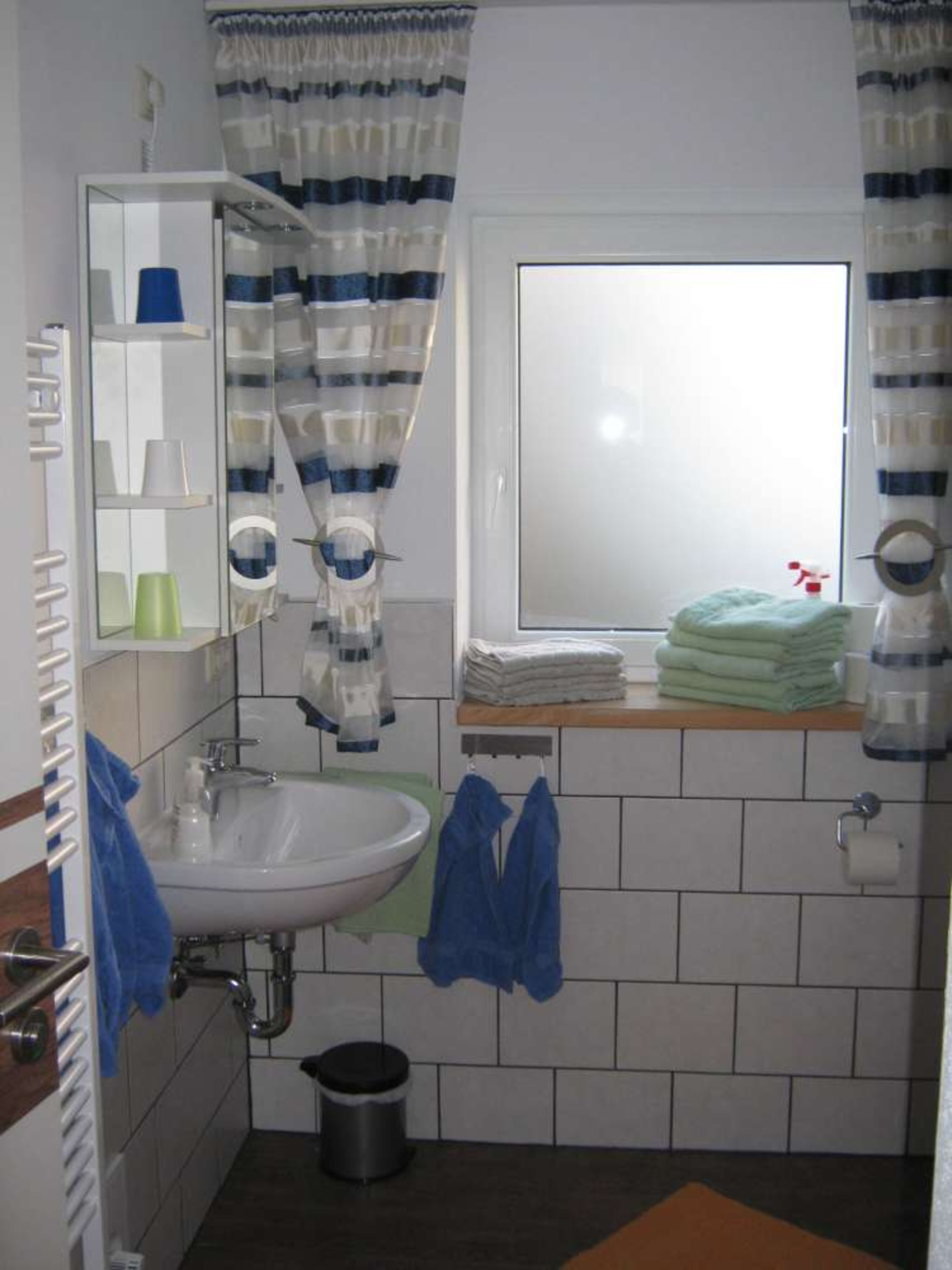Bad mit WC, Dusche, Waschbecken