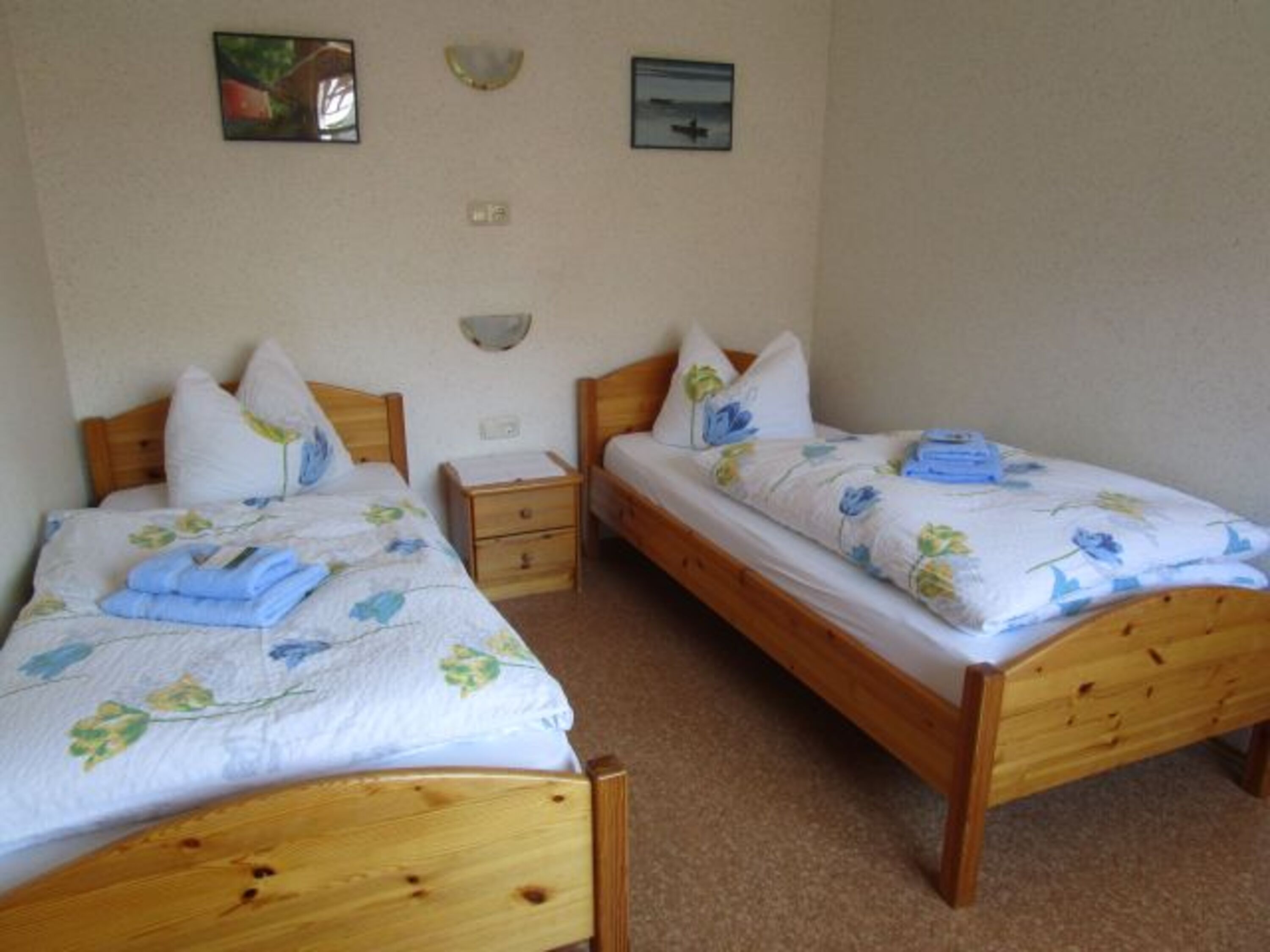 Schlafzimmer mit zwei Einzelbetten u. Zustellbett