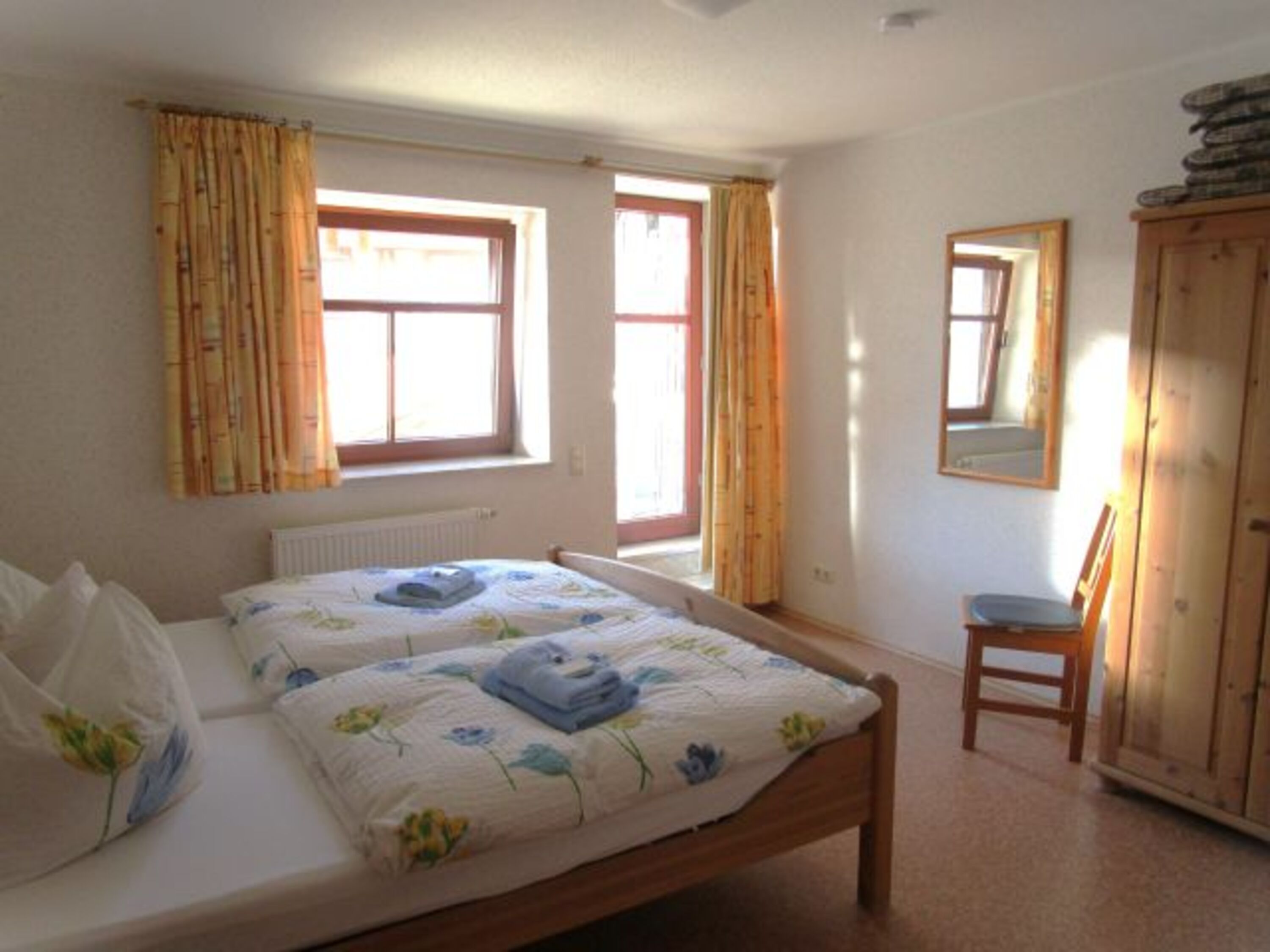 Schlafzimmer mit Doppelbett