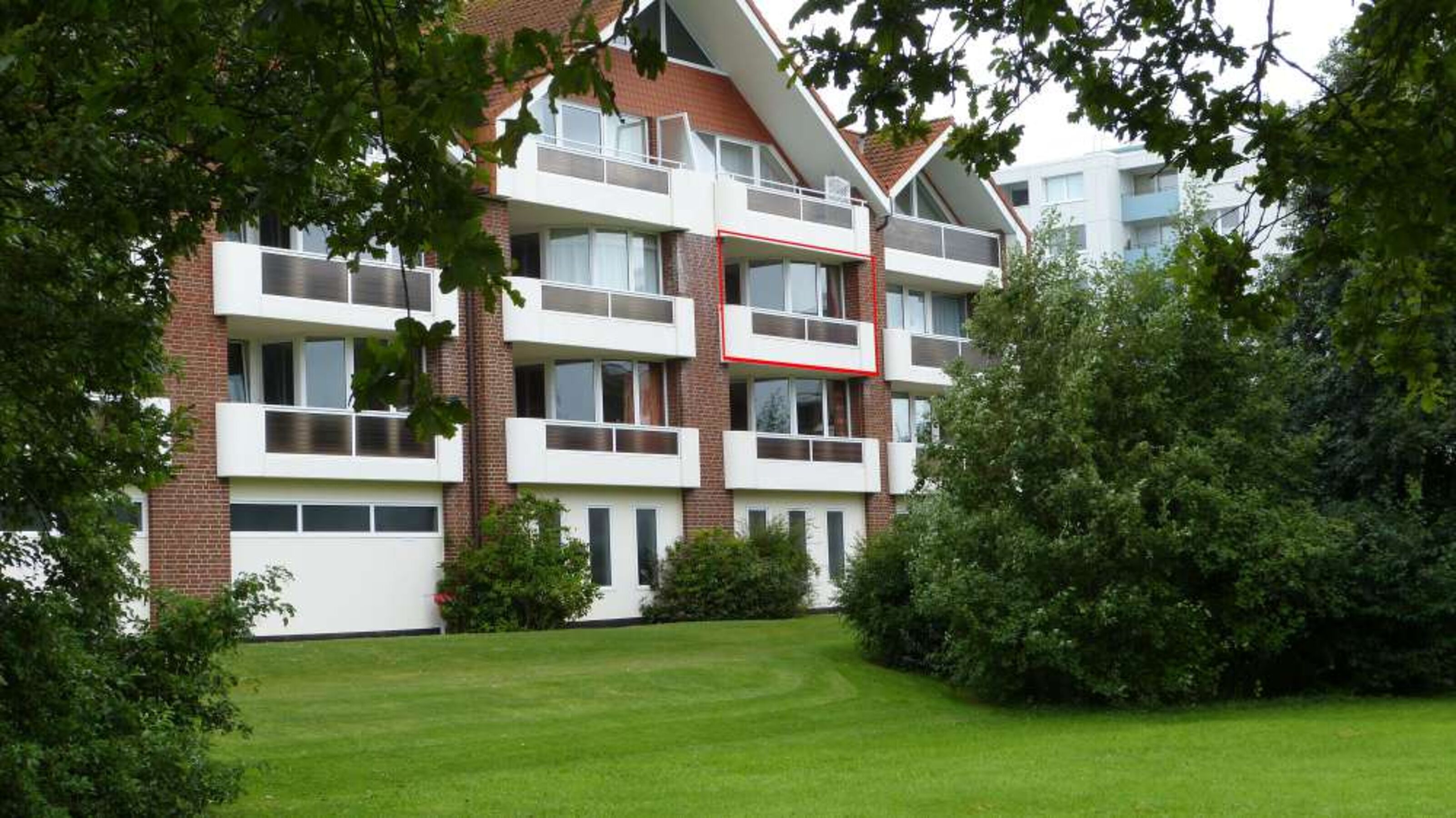 überdachte Loggia mit Blick ins Grüne
