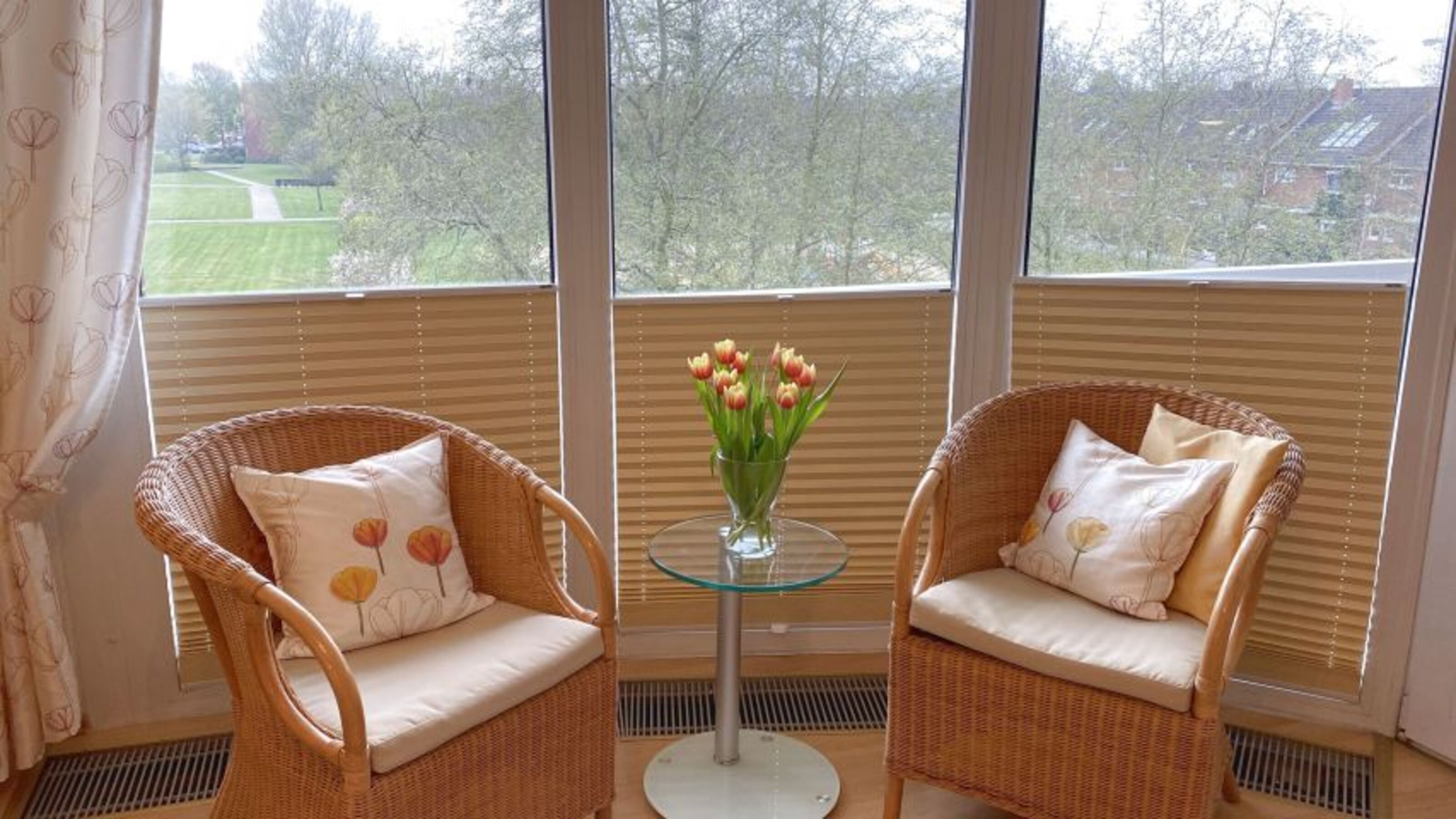 Heller Platz am Fenster
