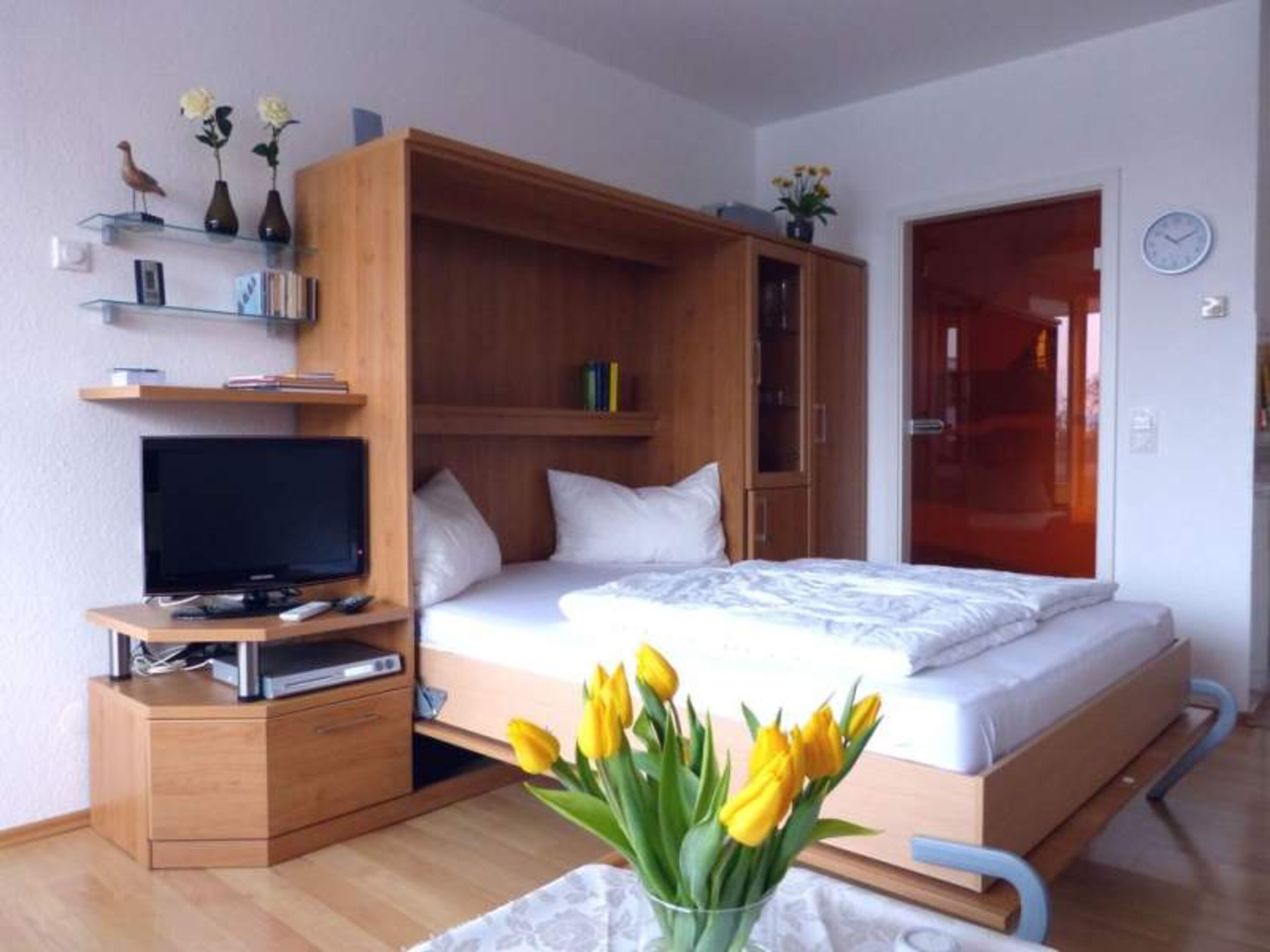 Schrankbett im Wohnzimmer