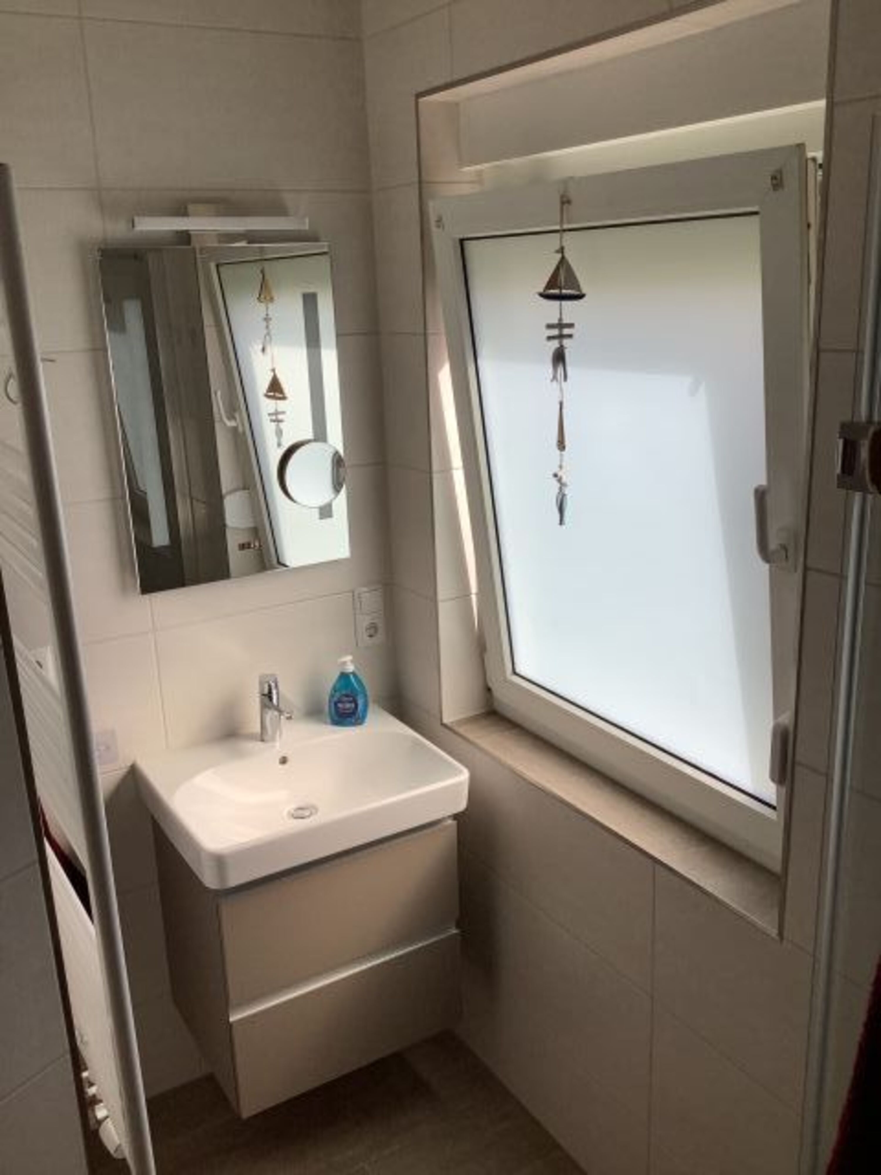 Waschbecken mit Schrank u. Spiegel