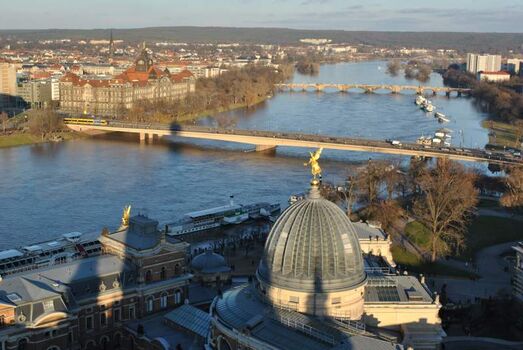 Blick von der Frauenkirche auf die Elbe