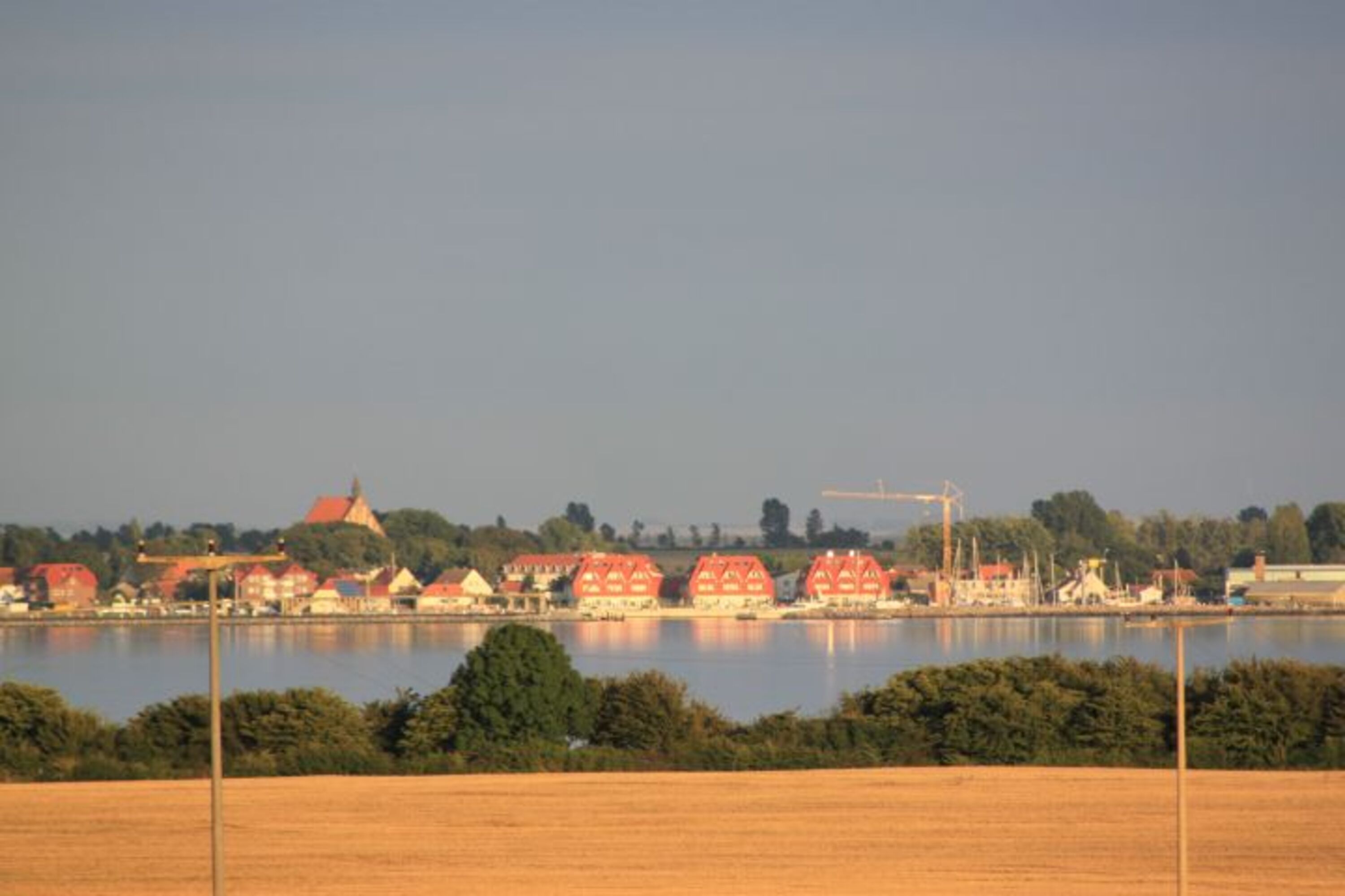 die Sicht auf Wiek bei guten Sichtverhältnissen von hier aus.