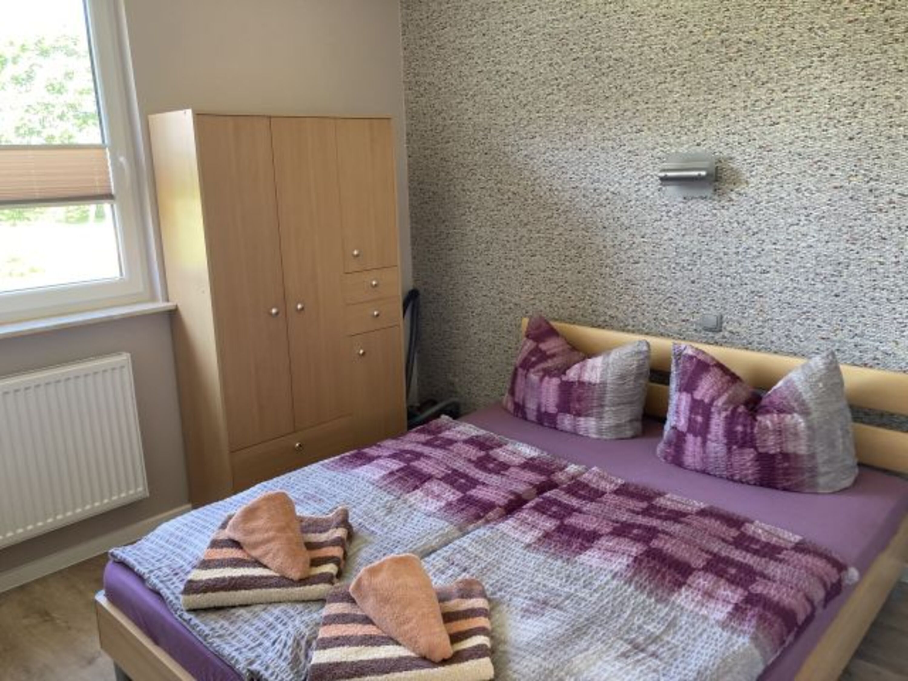 das separate Schlafzimmer der Wohnung Seeglas