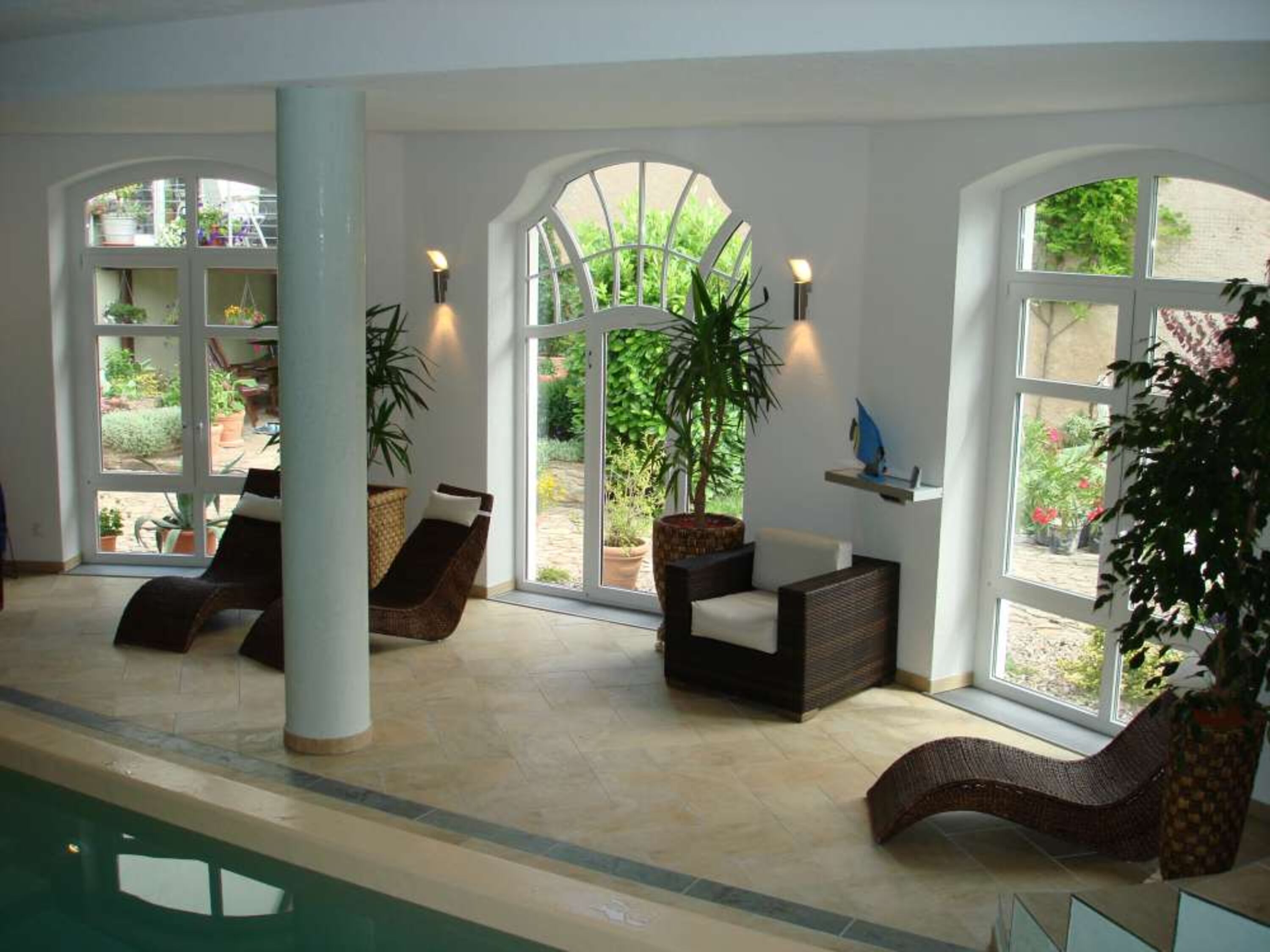 Ruhebereich in der Schwimmhalle mit Blick in den Garten.