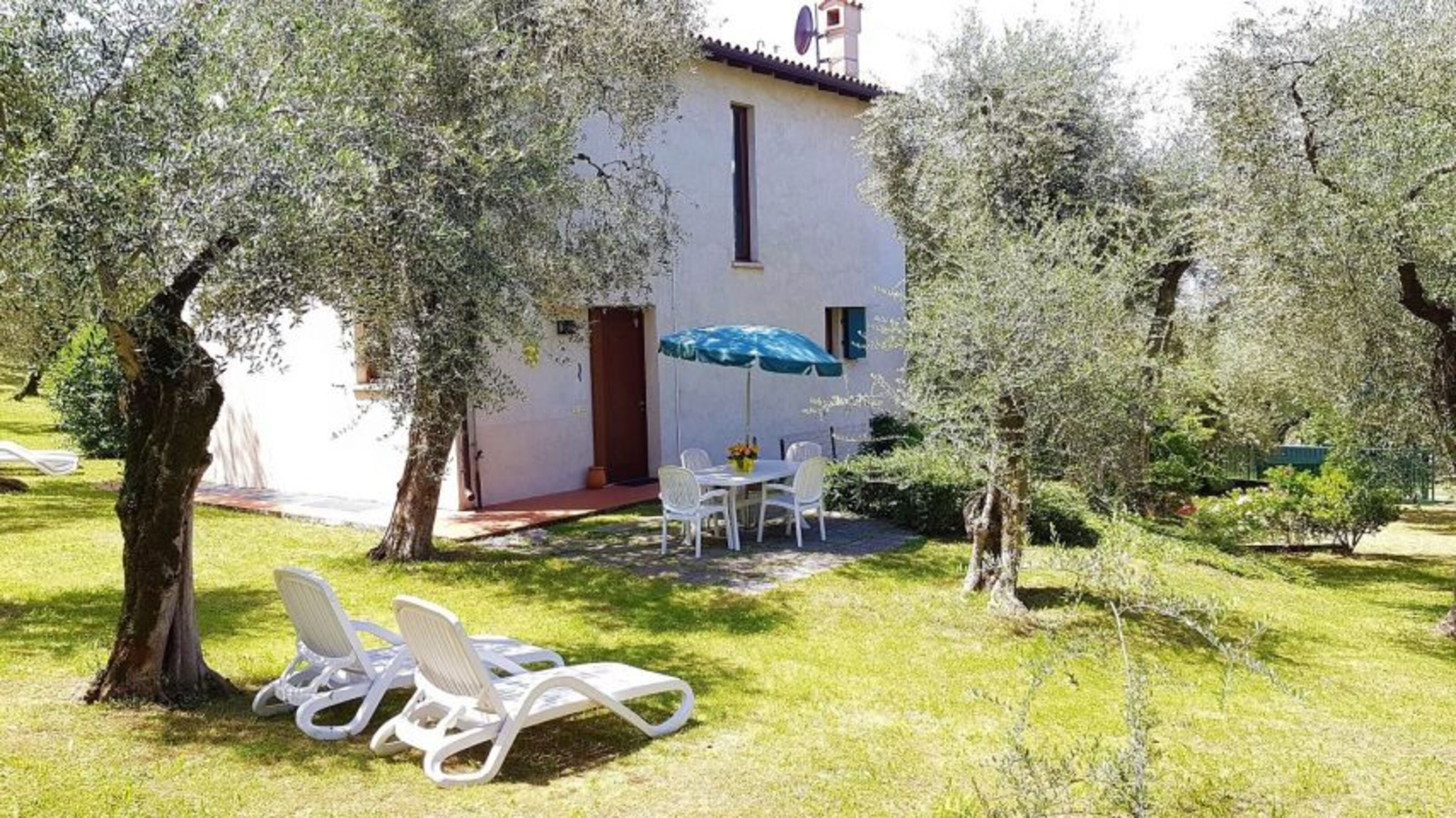 Garten mit Eingangsbereich obere Ferienwohnung
