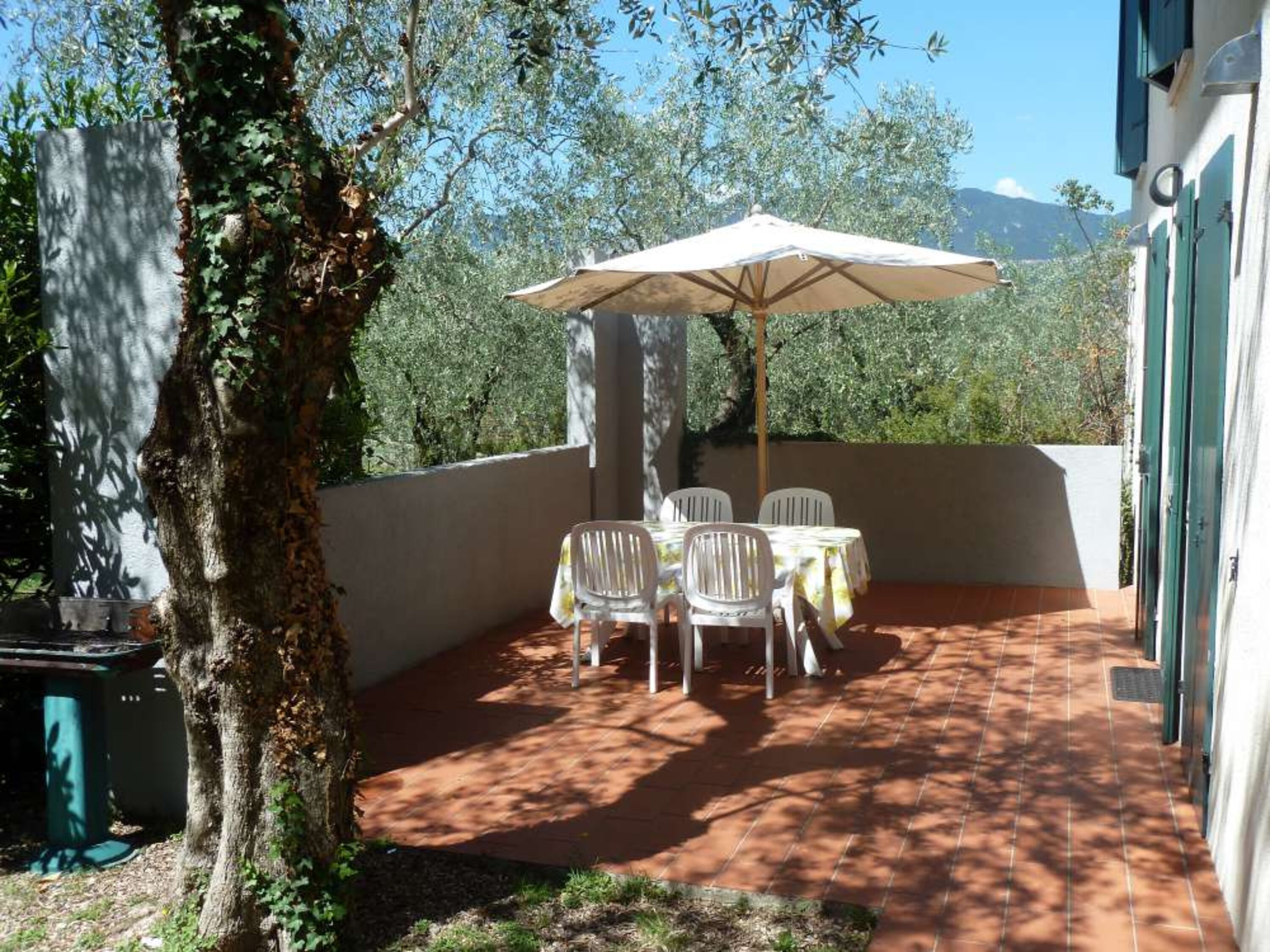 Terrasse mit Eingangsbereich untere Ferienwohnung