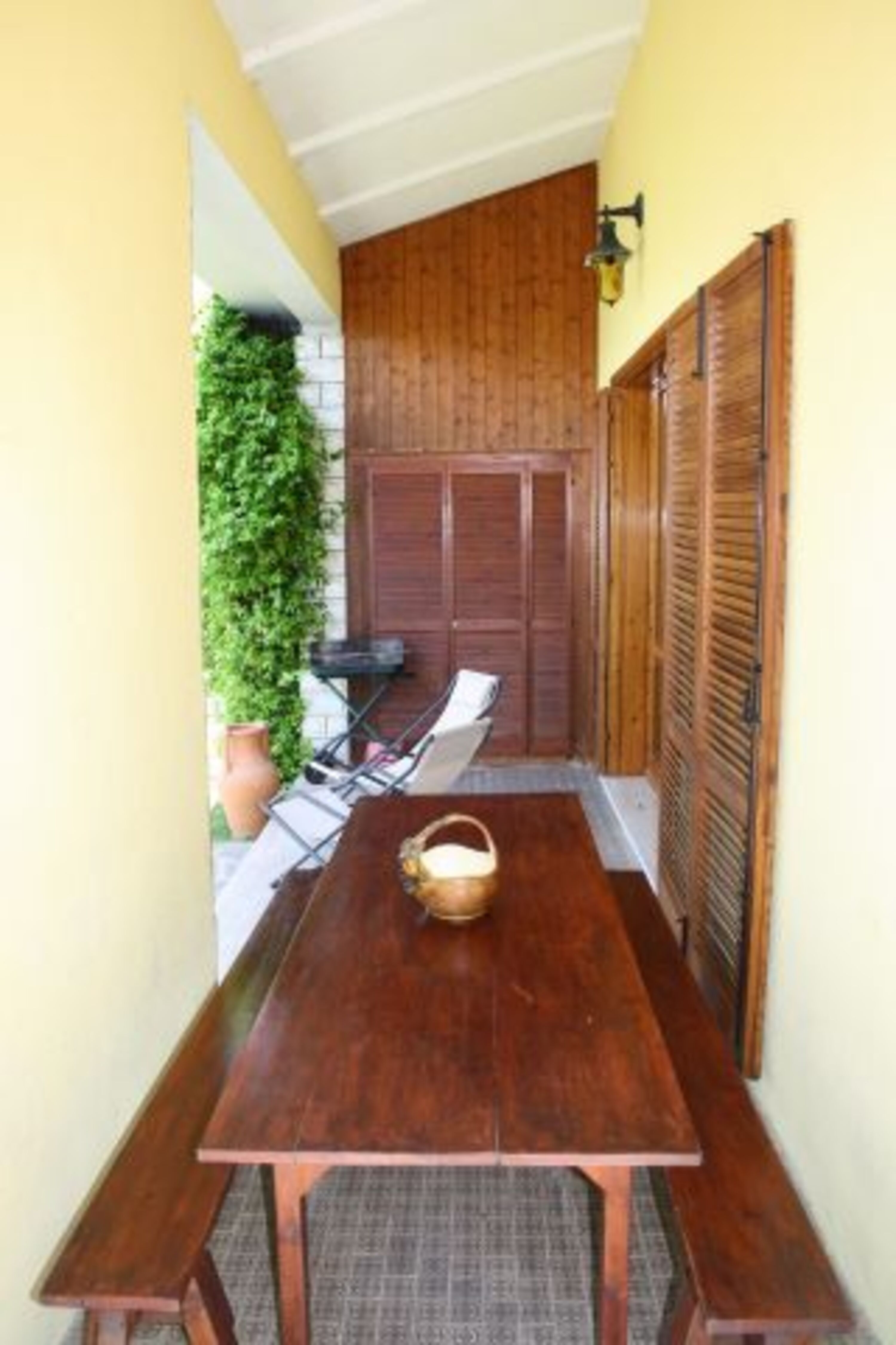Terrasse vor der Wohnung mit großen Esstisch