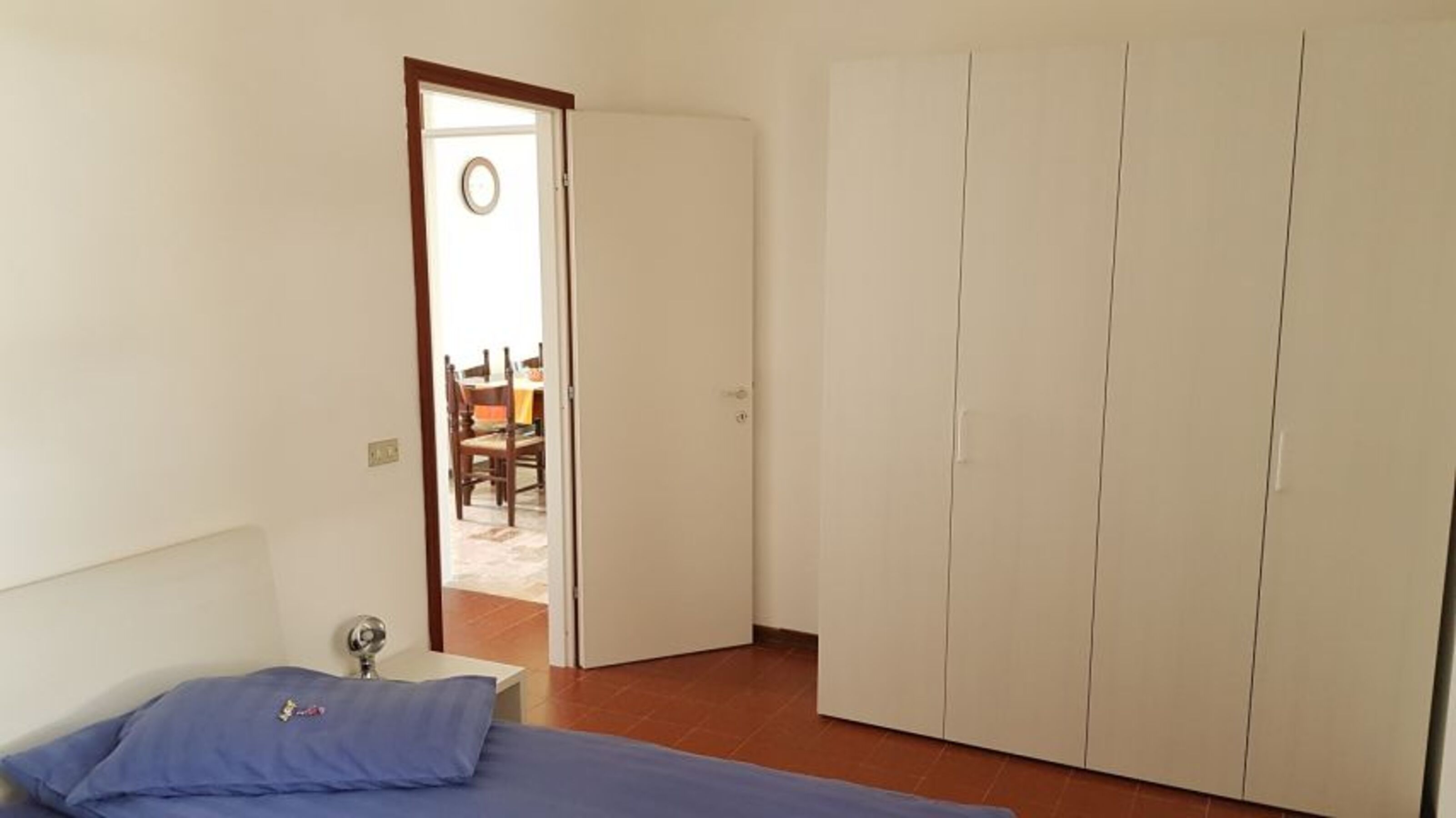 1. Schlafzimmer mit großem Kleiderschrank