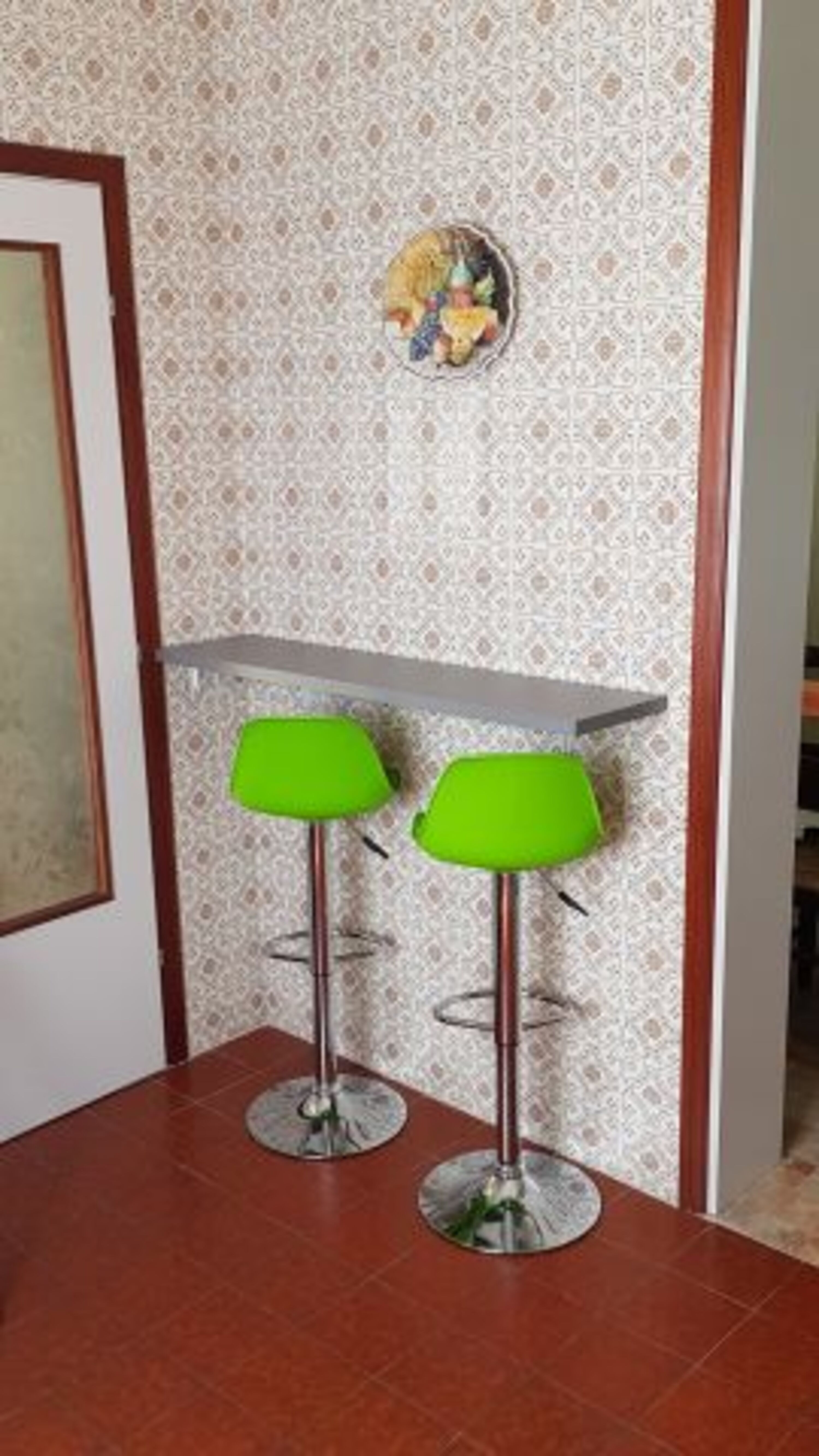 Küche mit Bistrostühlen