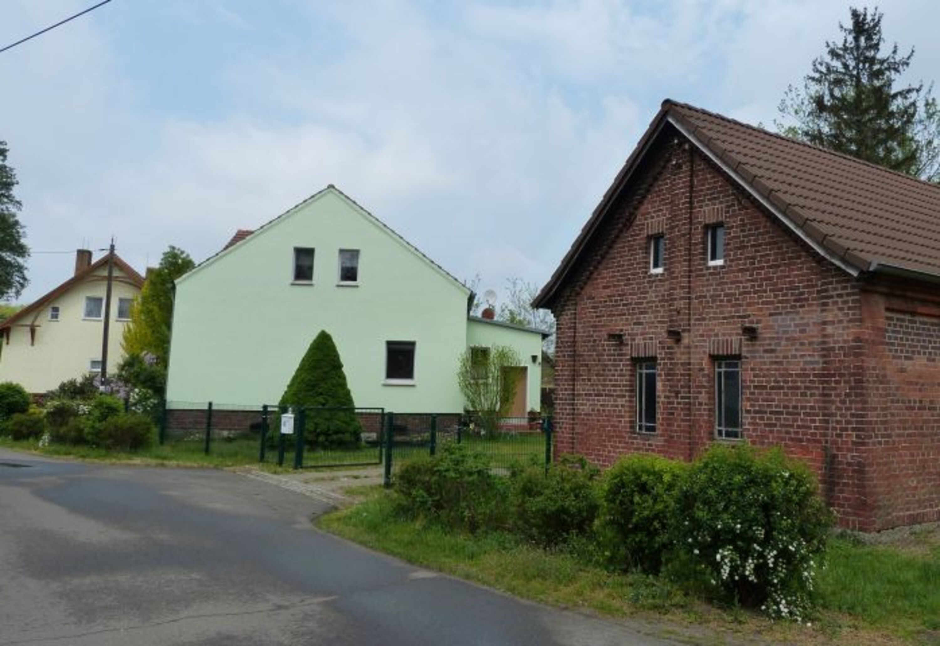 Einfahrt zum Grundstück an ruhiger Nebenstraße