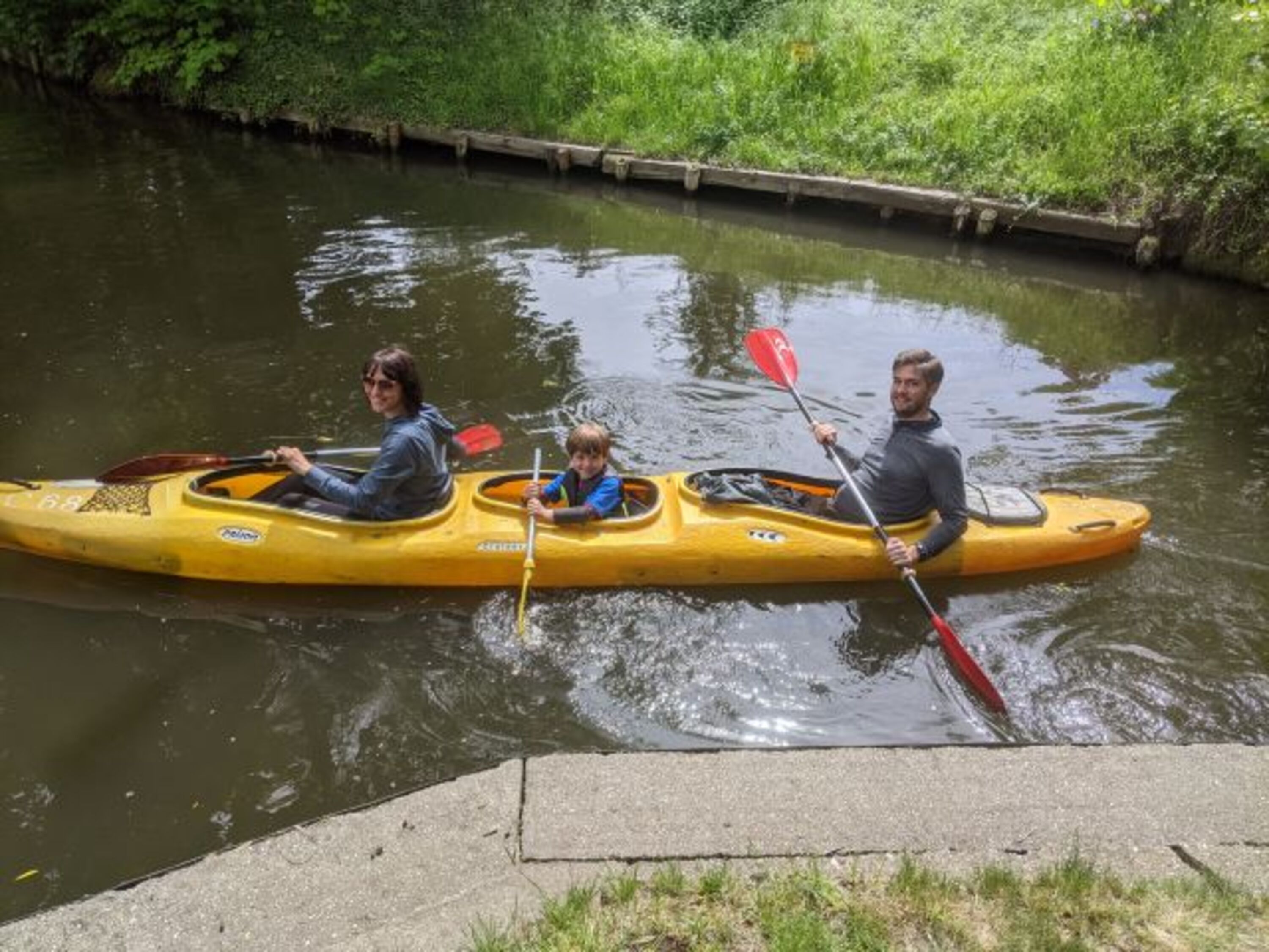 Junge Familie beim Paddeln