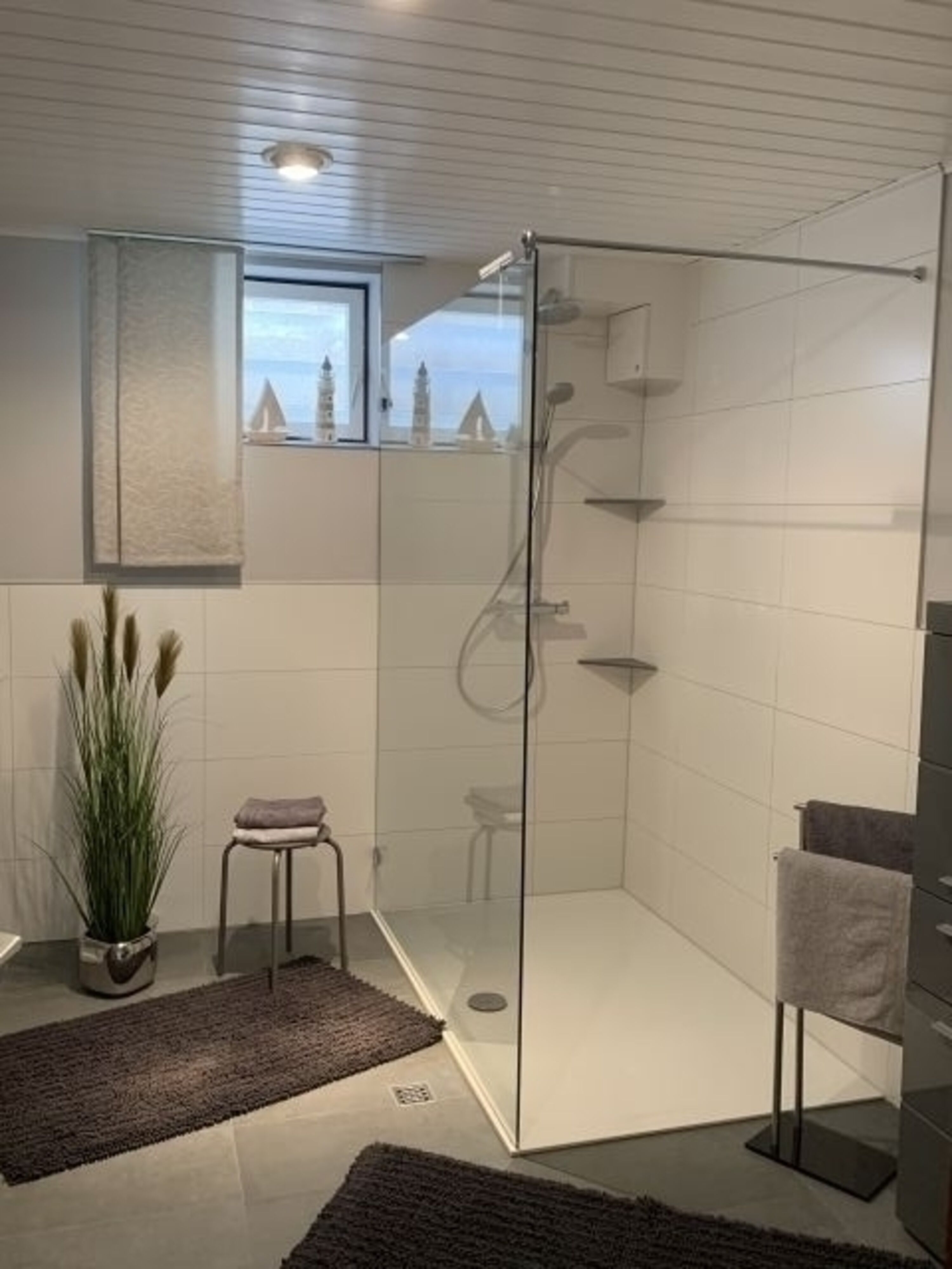 Neues Badezimmer mit begehbarer Dusche
