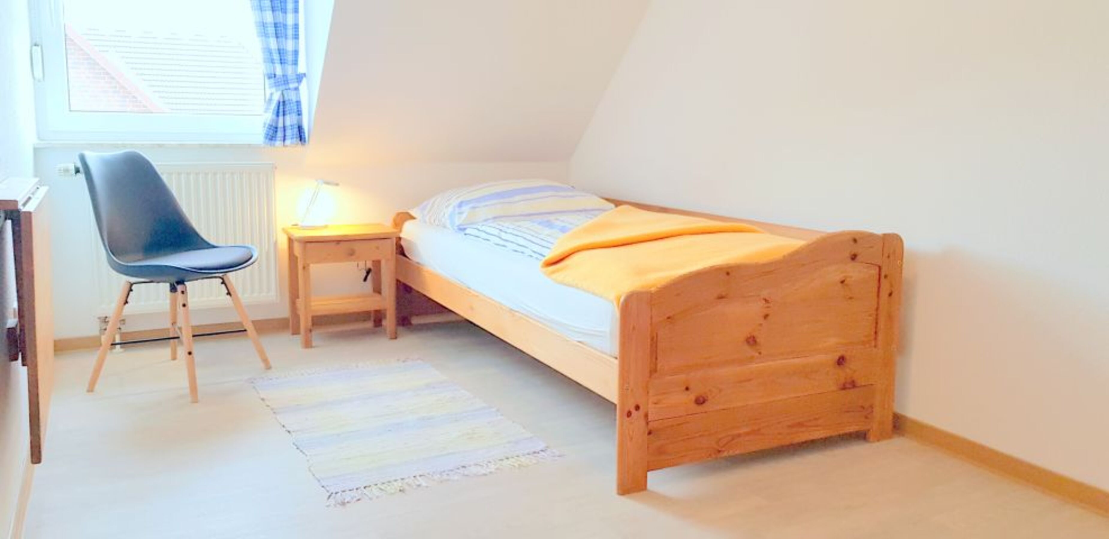 Schlaf-/Kinderzimmer mit Einzelbett