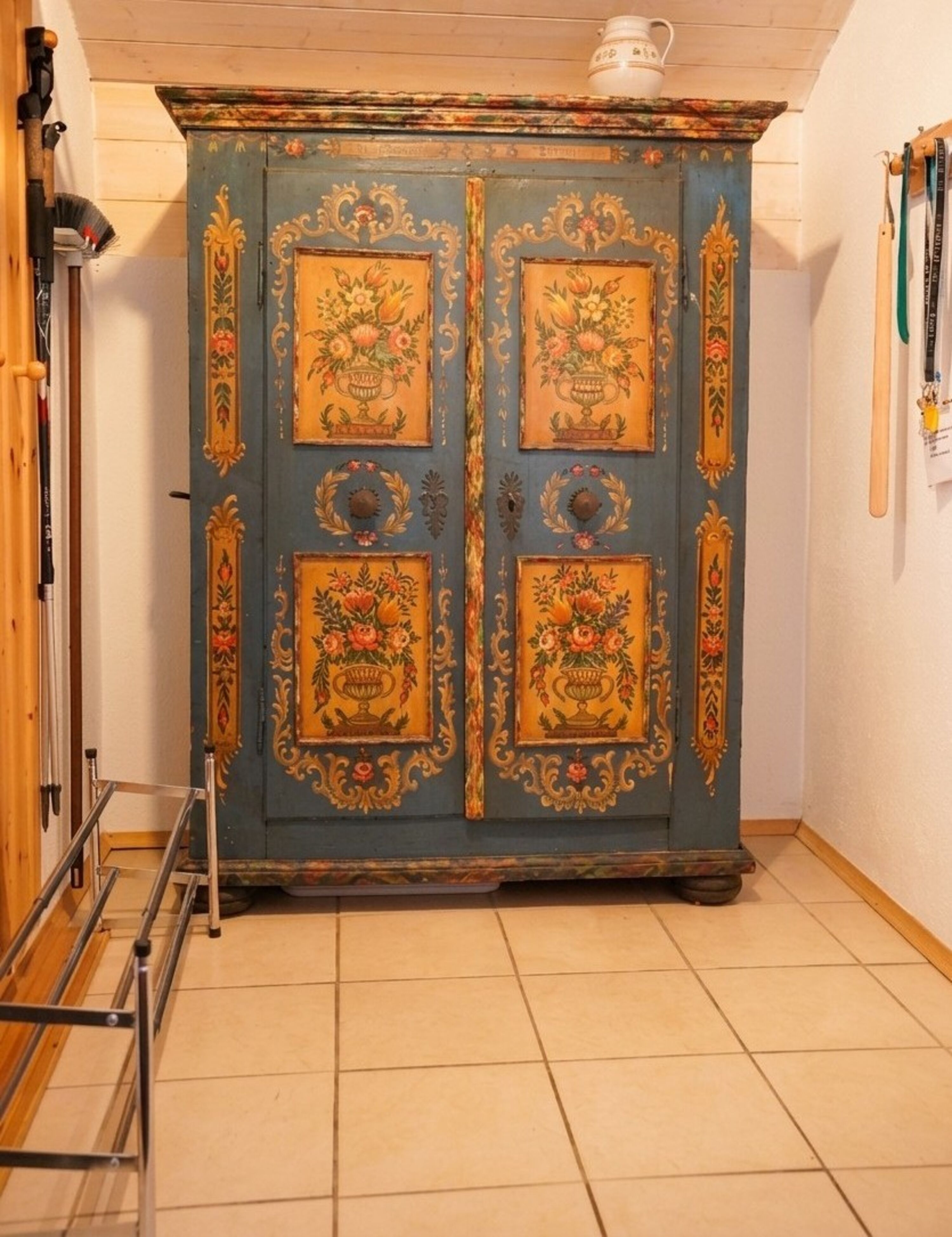 Schrank aus dem 18. Jahrh. aus Familienbesitz im Eingangsbereich,