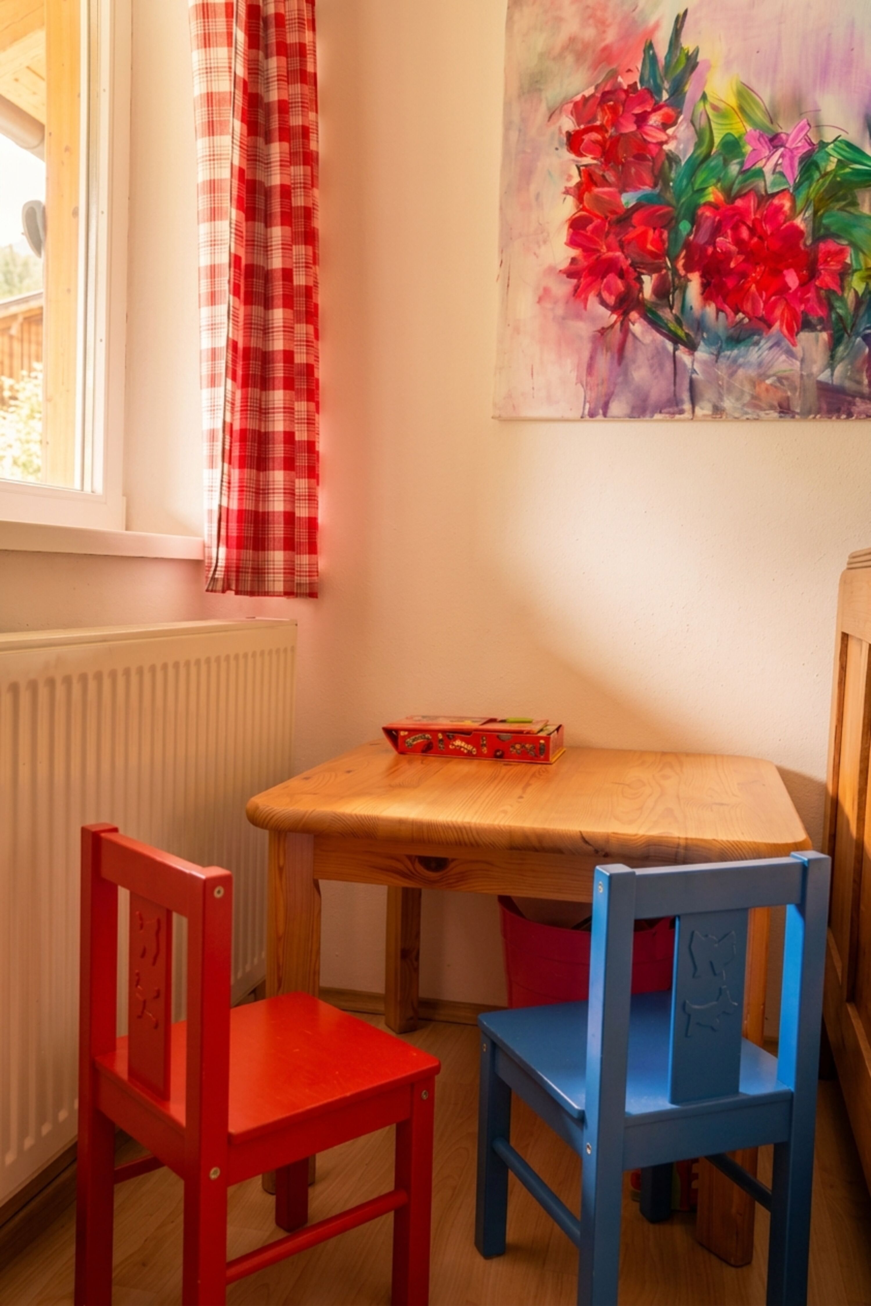 Für die Kinder Tisch und Spielzeug
