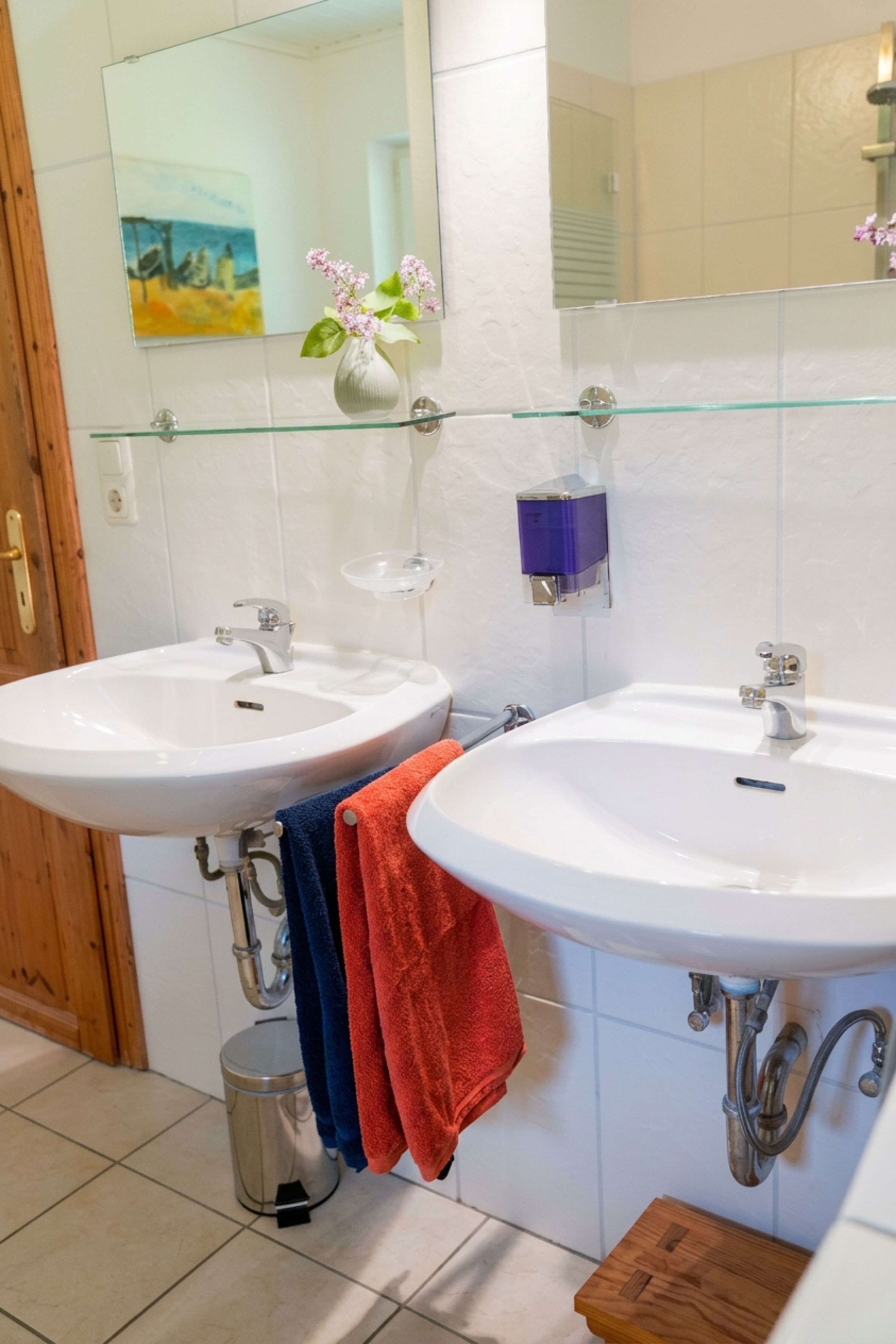 Modernes Badezimmer mit zwei Waschbecken und Holzdetails..