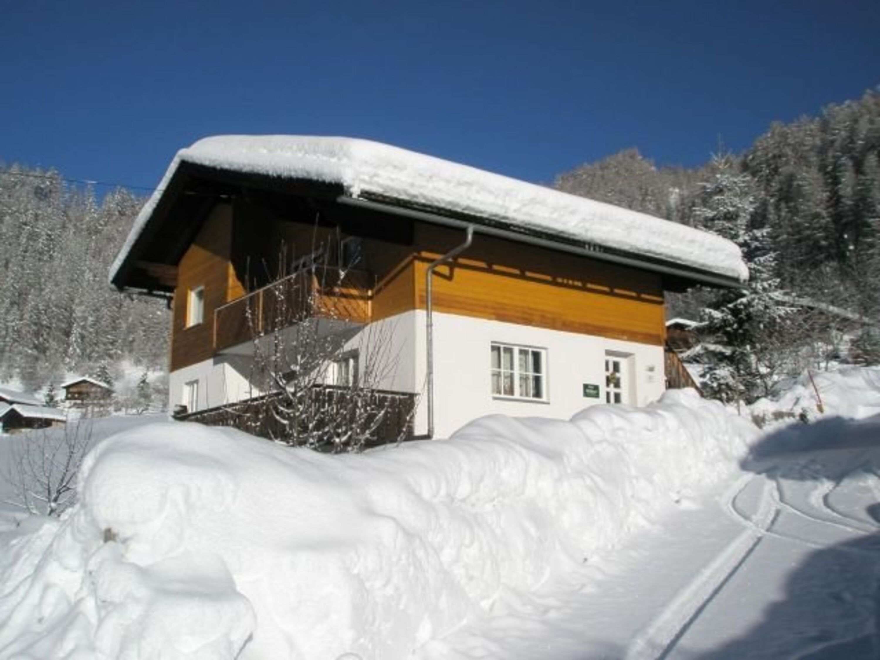 Unser Haus im Winter - eingebettet in eine verschneite Alpenlandschaft