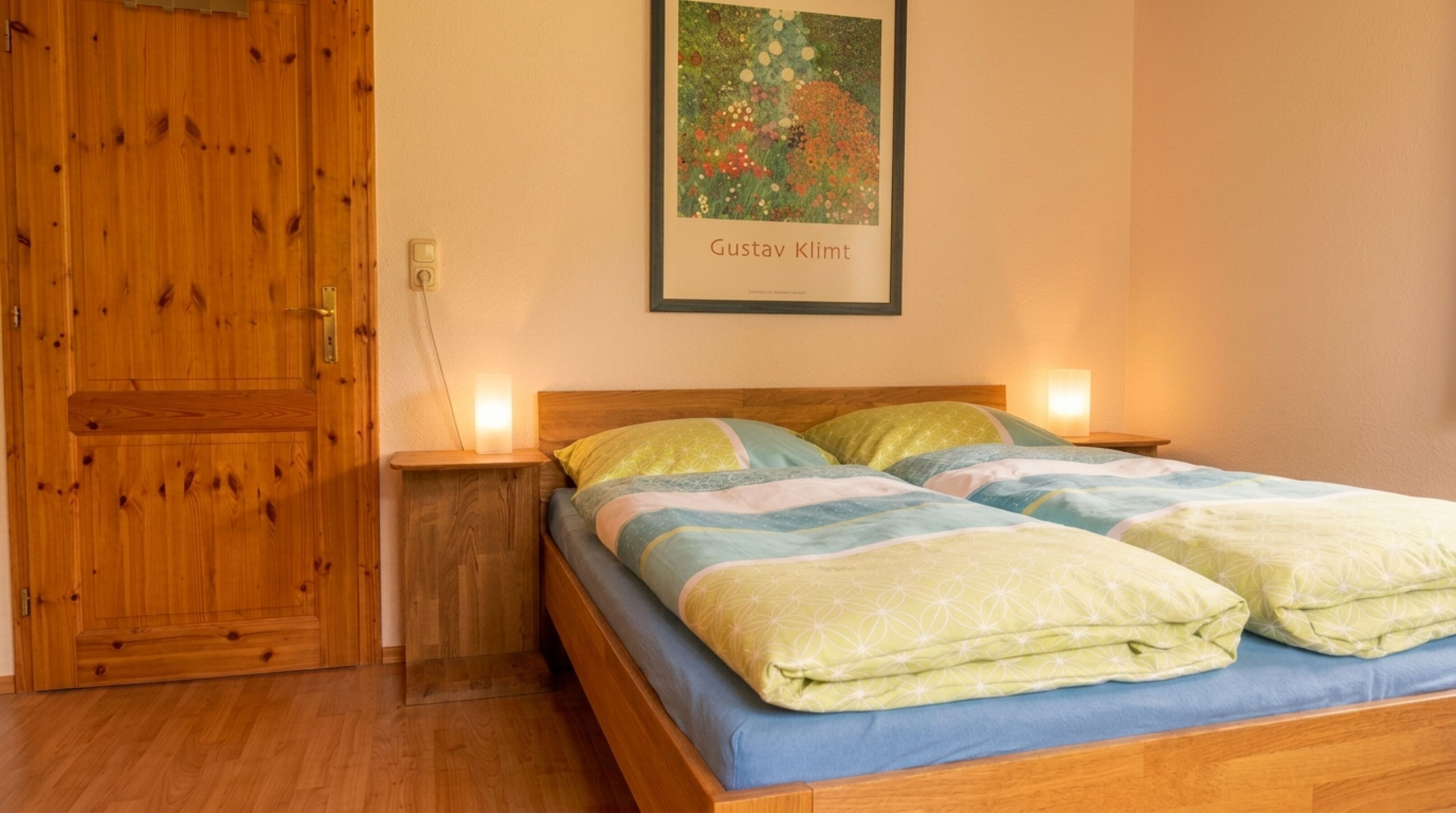 Stimmungsvolles Schlafzimmer mit warmen Licht für erholsame Nächte