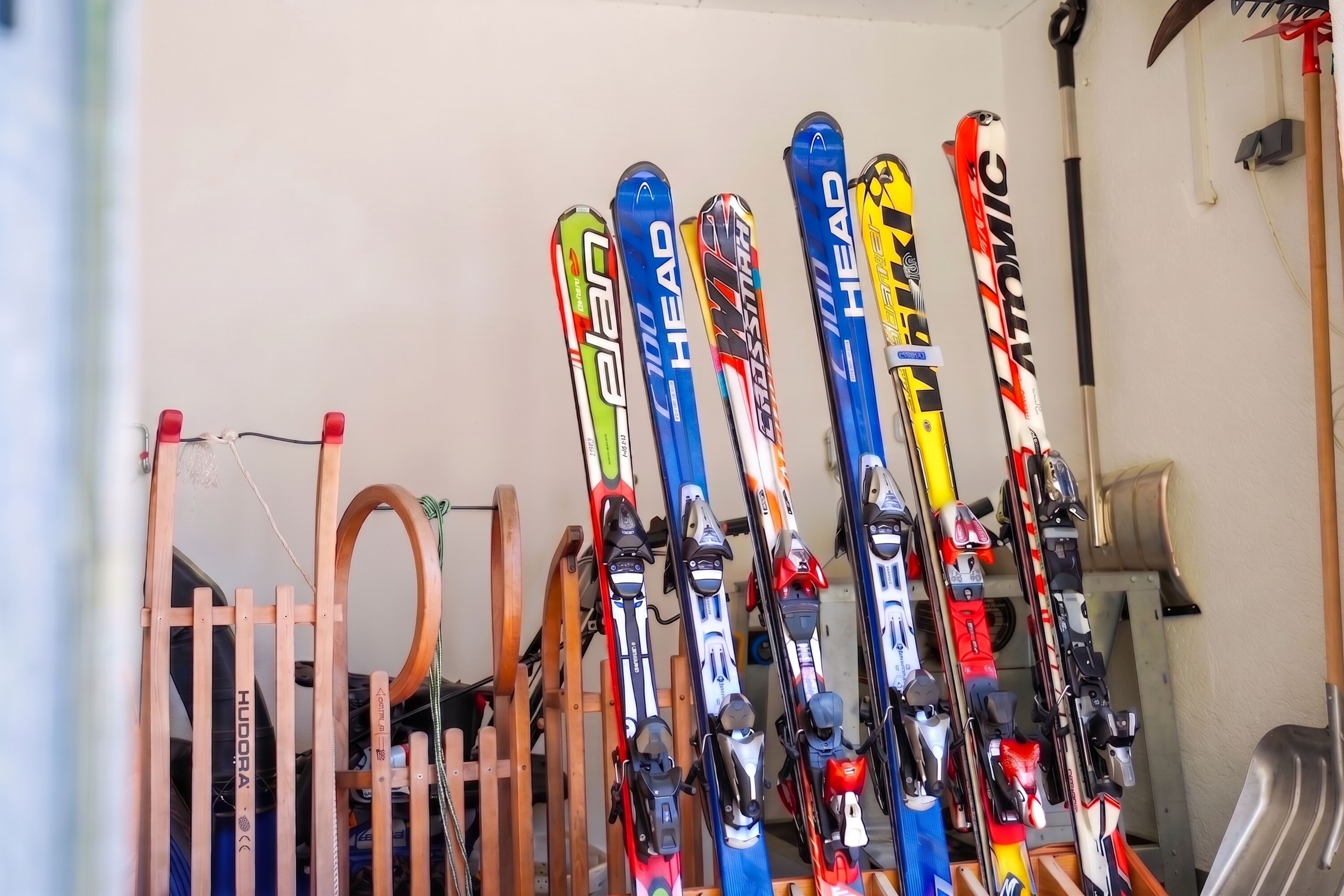 Viel Platz für hauseigene Schlitten und für Skier