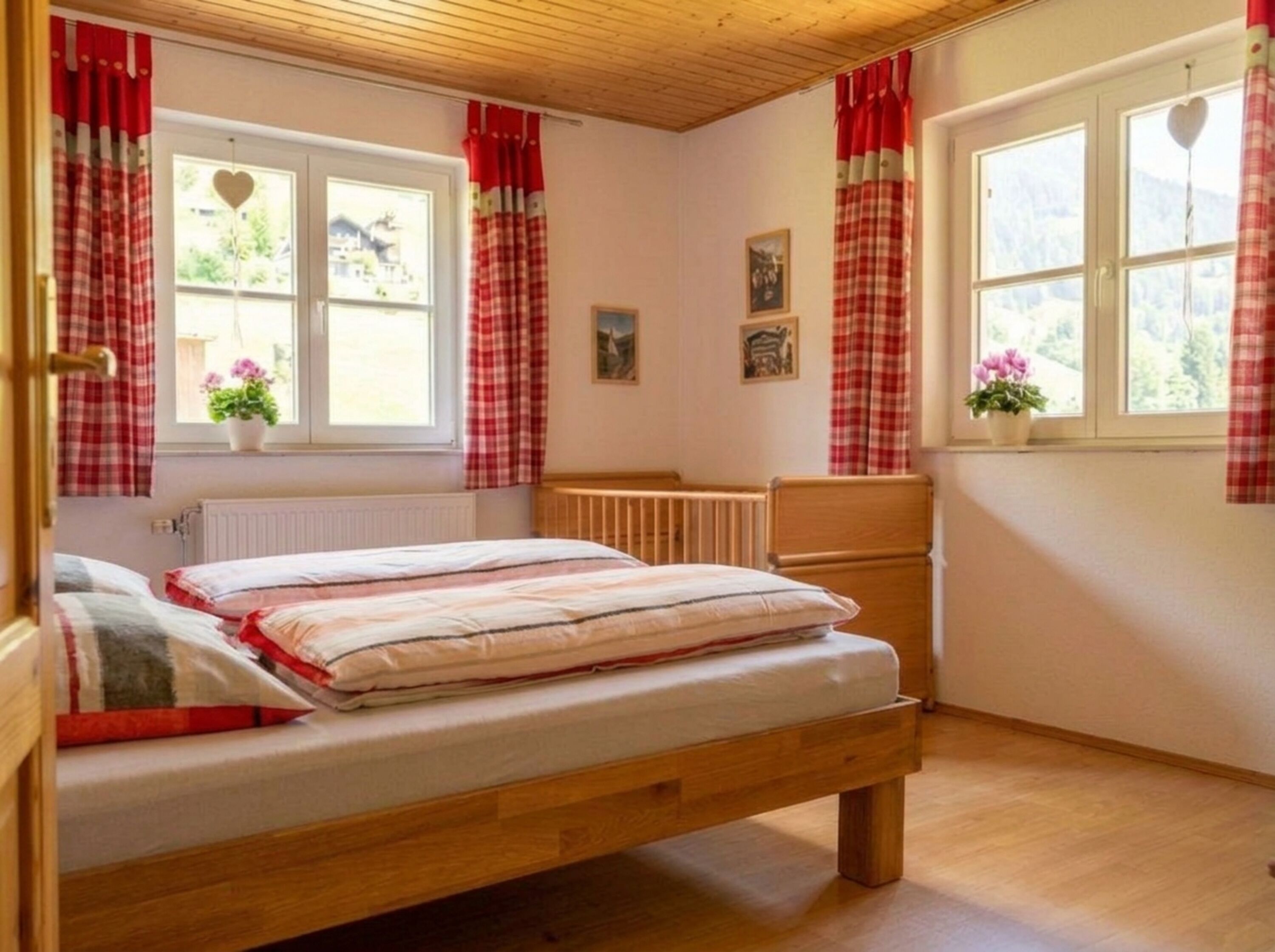 Kinderbettchen im Schlafzimmer