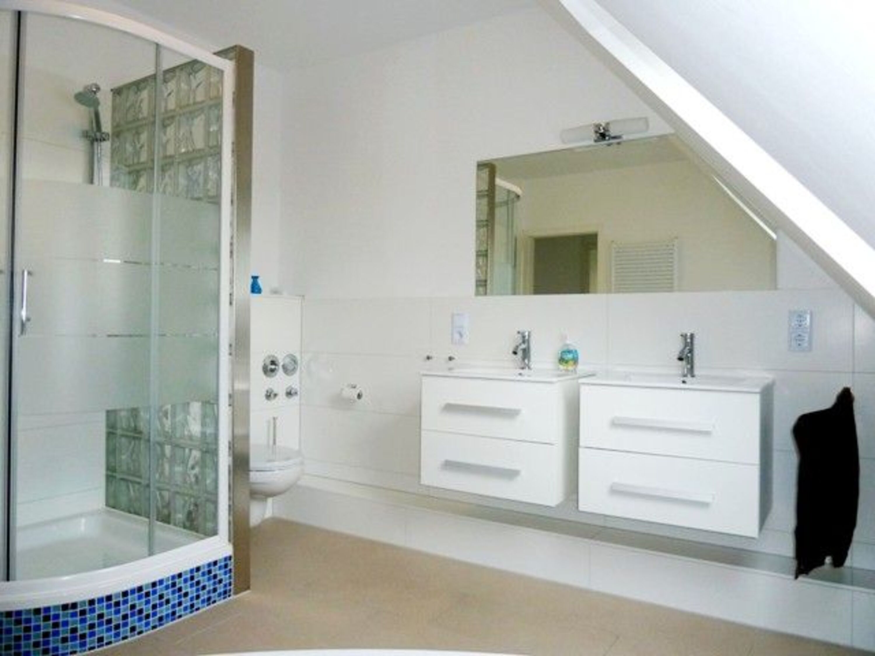 Vollbad mit Dusche und 2 Waschbecken