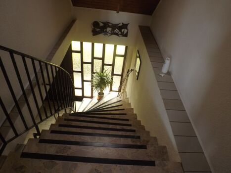 Aufgang über eine breite Steintreppe