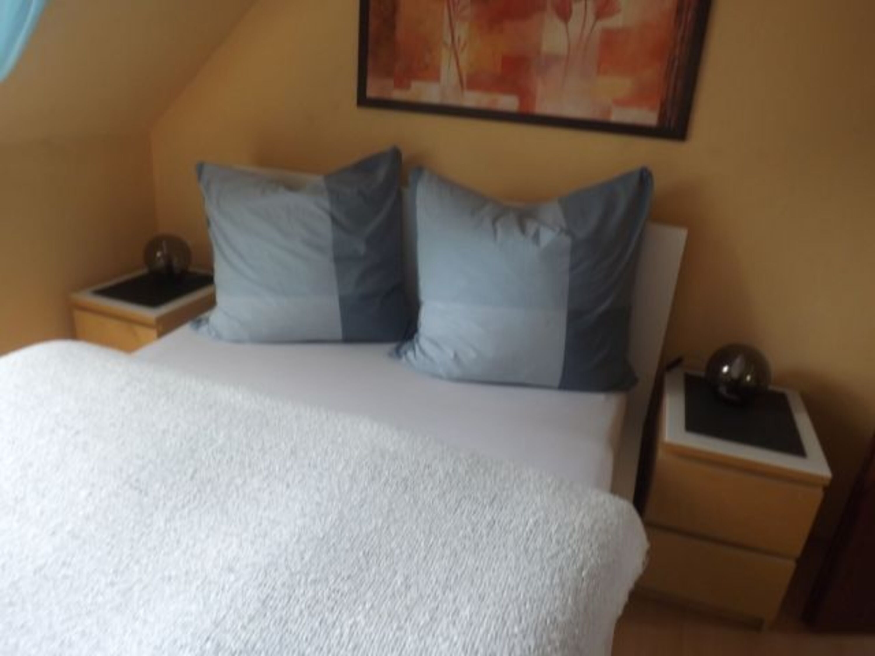Schlafzimmer 1, mit einem modernen Doppelbett 140x200, mit bequemer Matratze