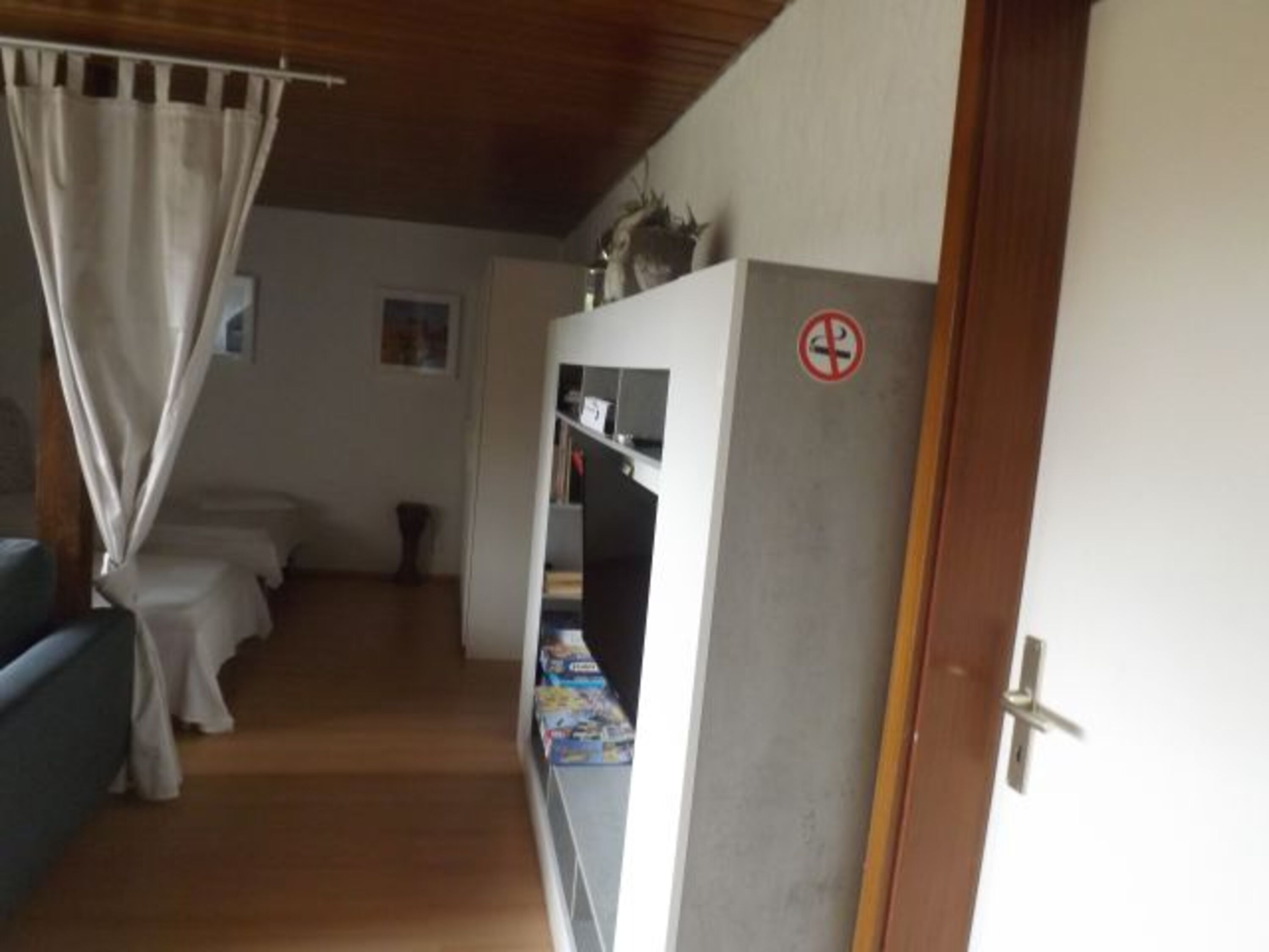 Wohnzimmer mit abteilbaren Schlafbereich und TV