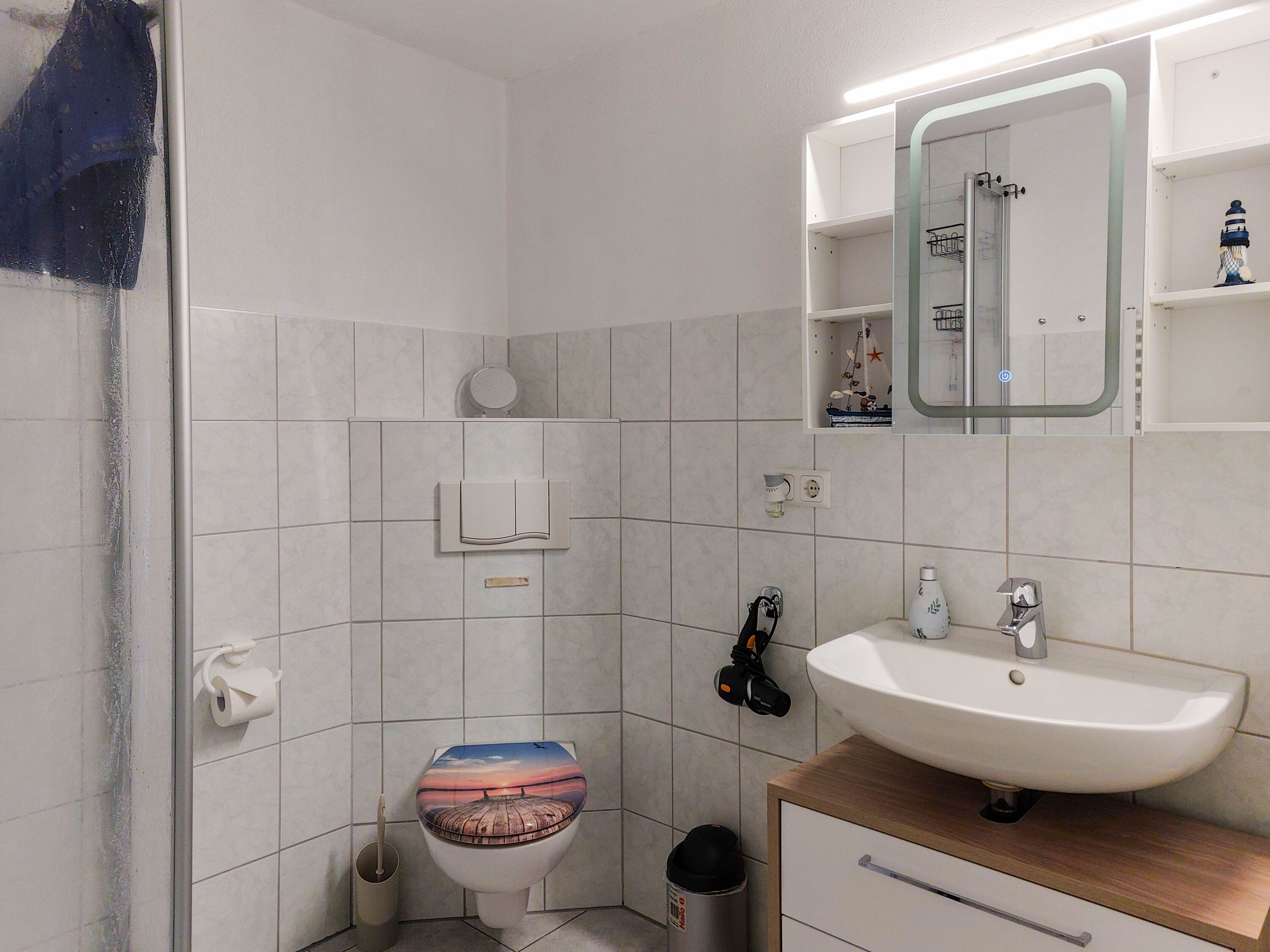 Bad mit Dusche und WC