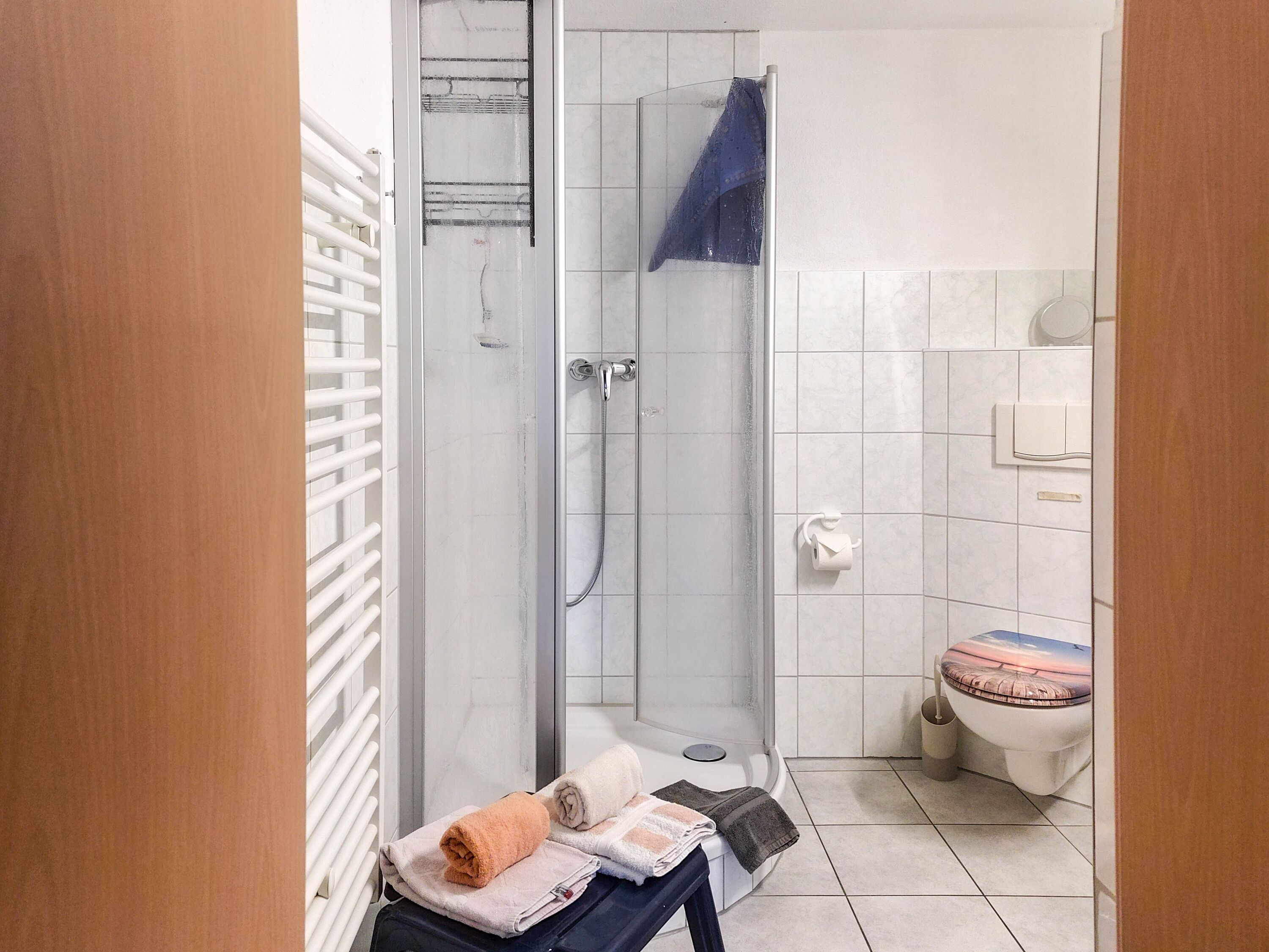 Bad mit Dusche und WC