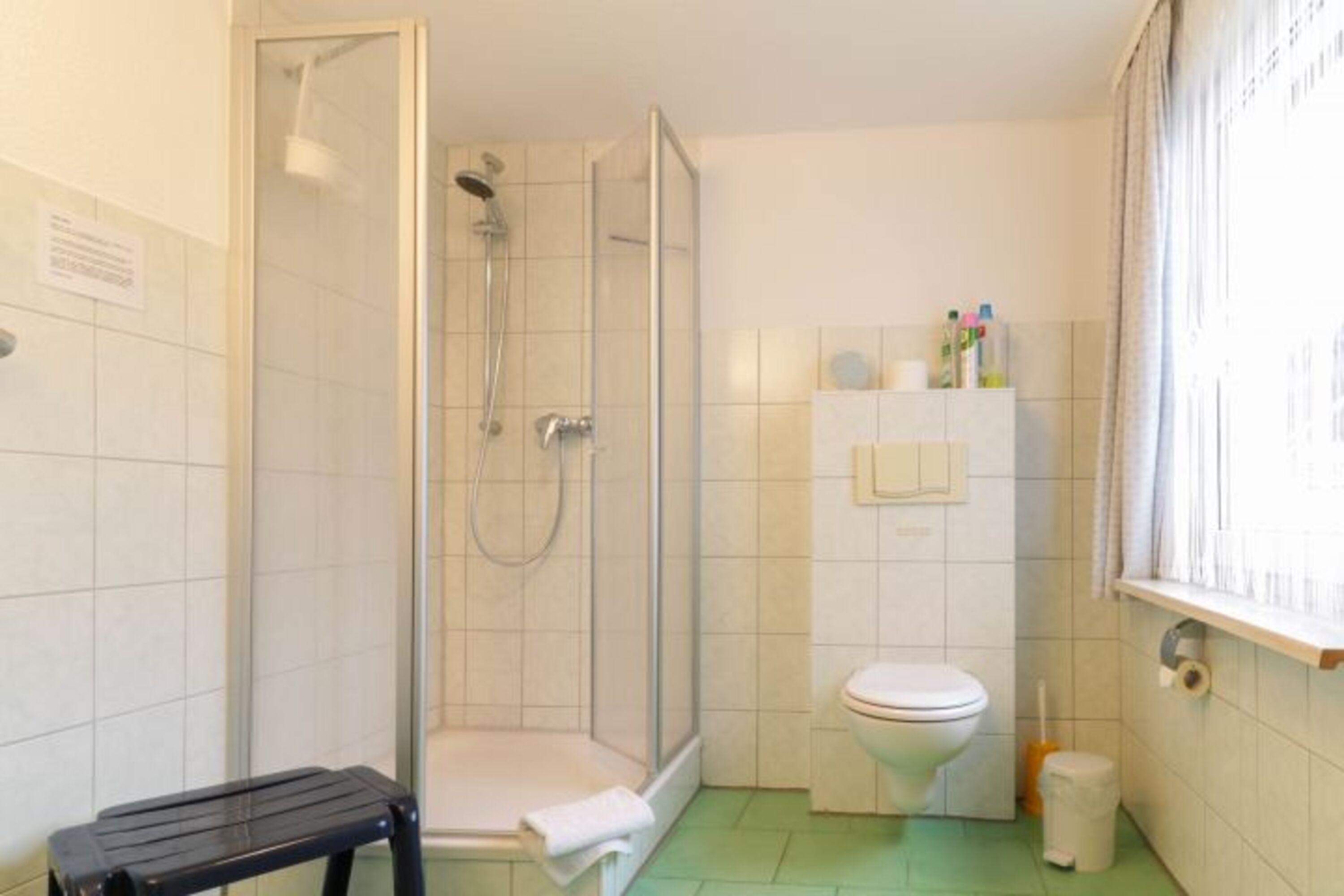Bad mit Dusche/WC und Föhn