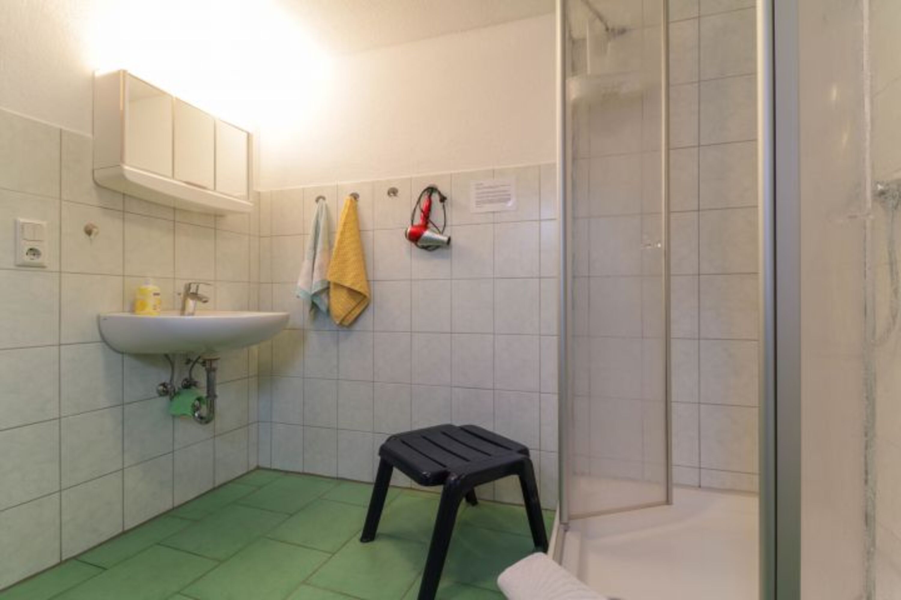 Bad mit Dusche/WC und Föhn