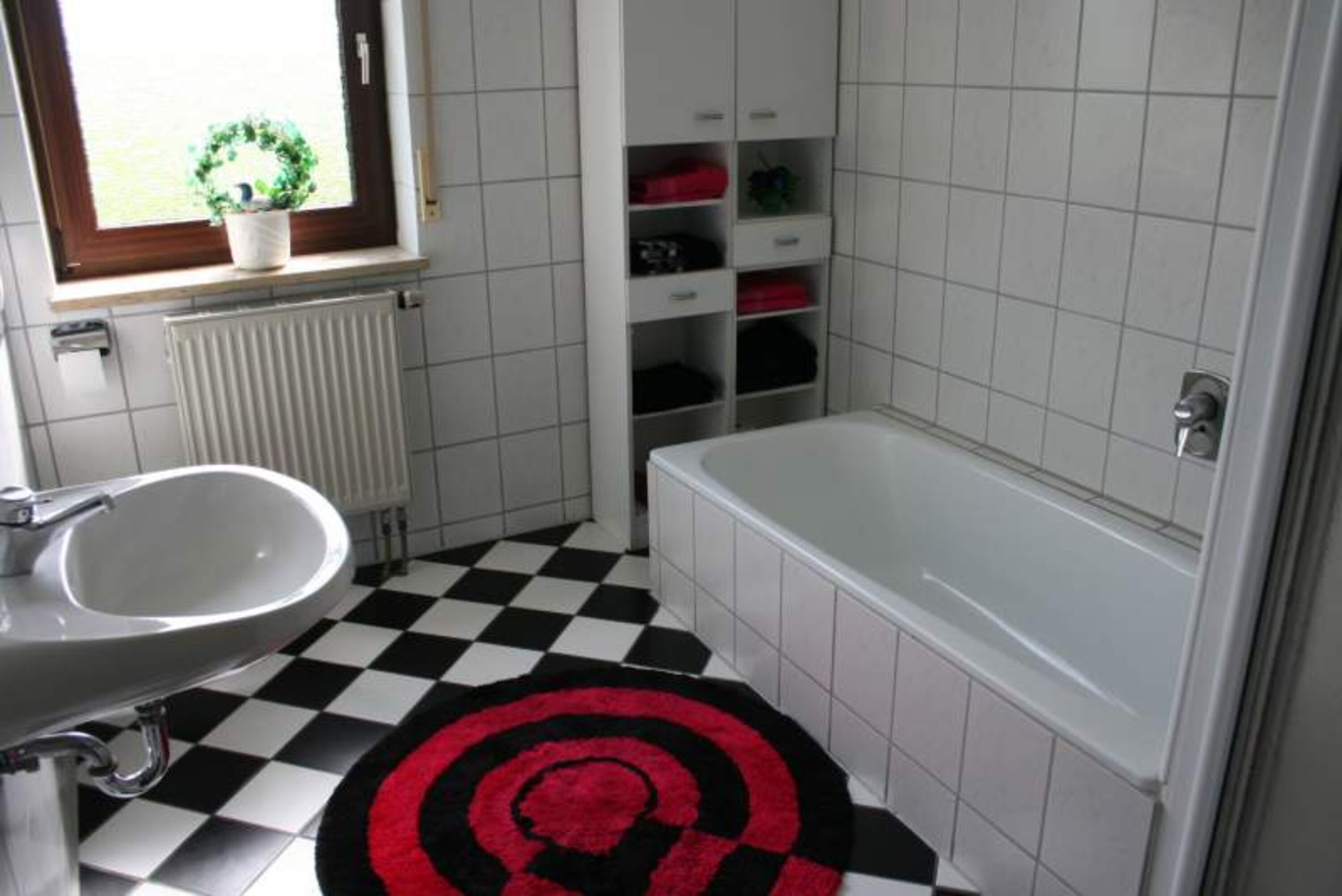 Bad mit Dusche, Wanne, WC