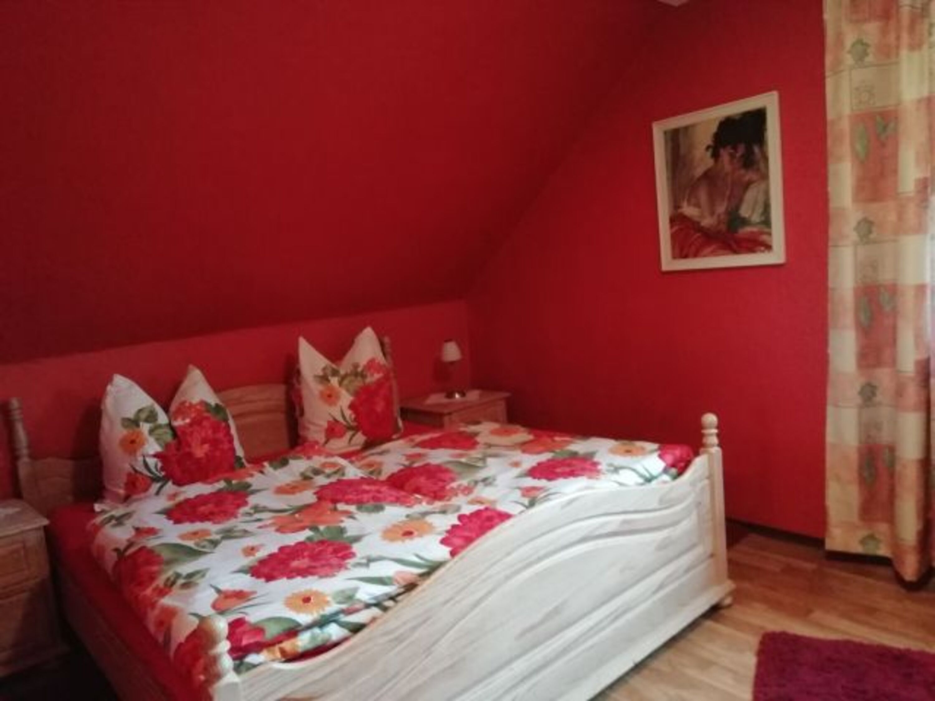 Schlafzimmer mit 1.80 m Bett